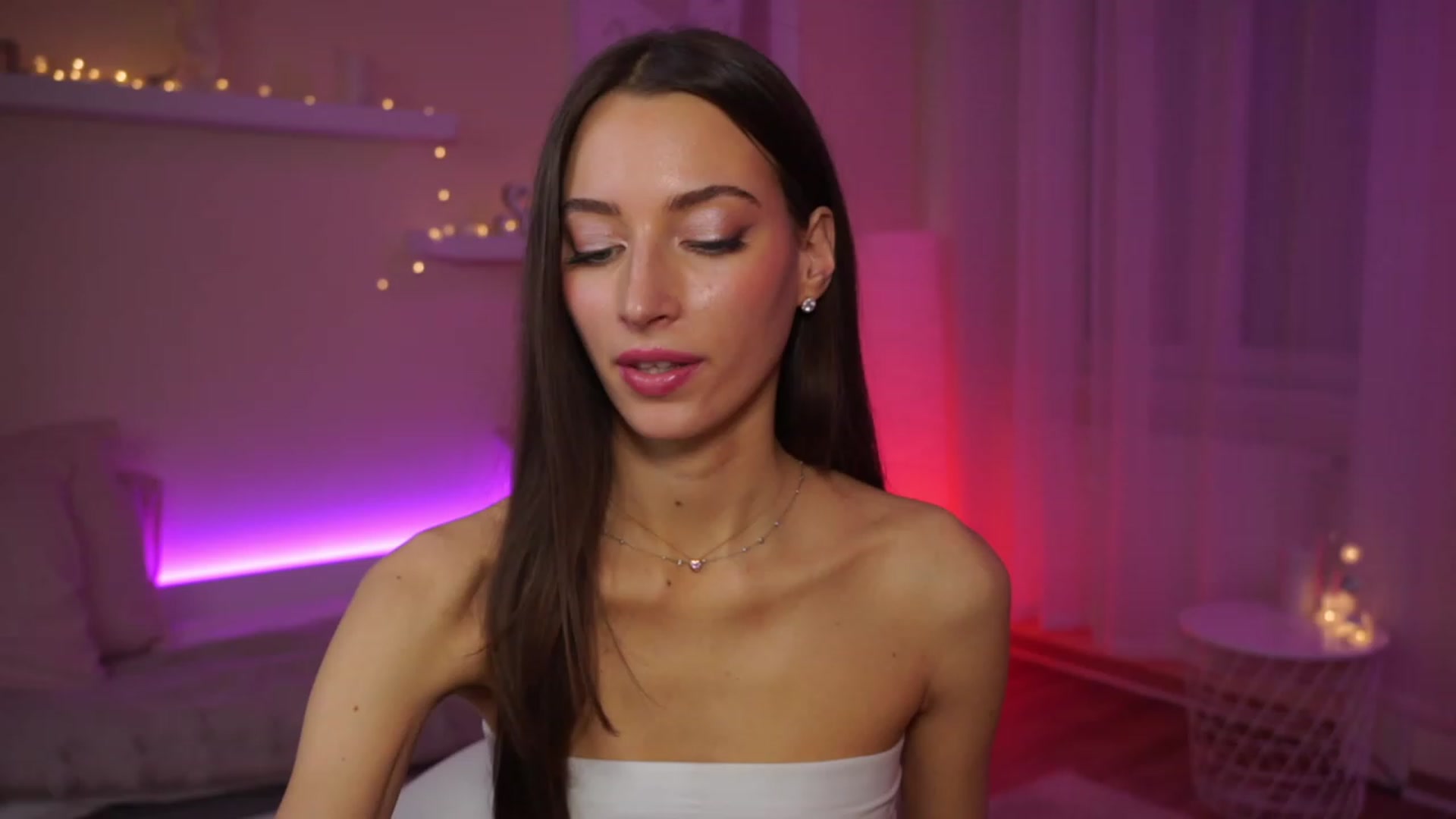 Gallery image thumbnail from Emily_grey69's myfreecams stream on, 02/05/2024, 18:04 image 18 of 20