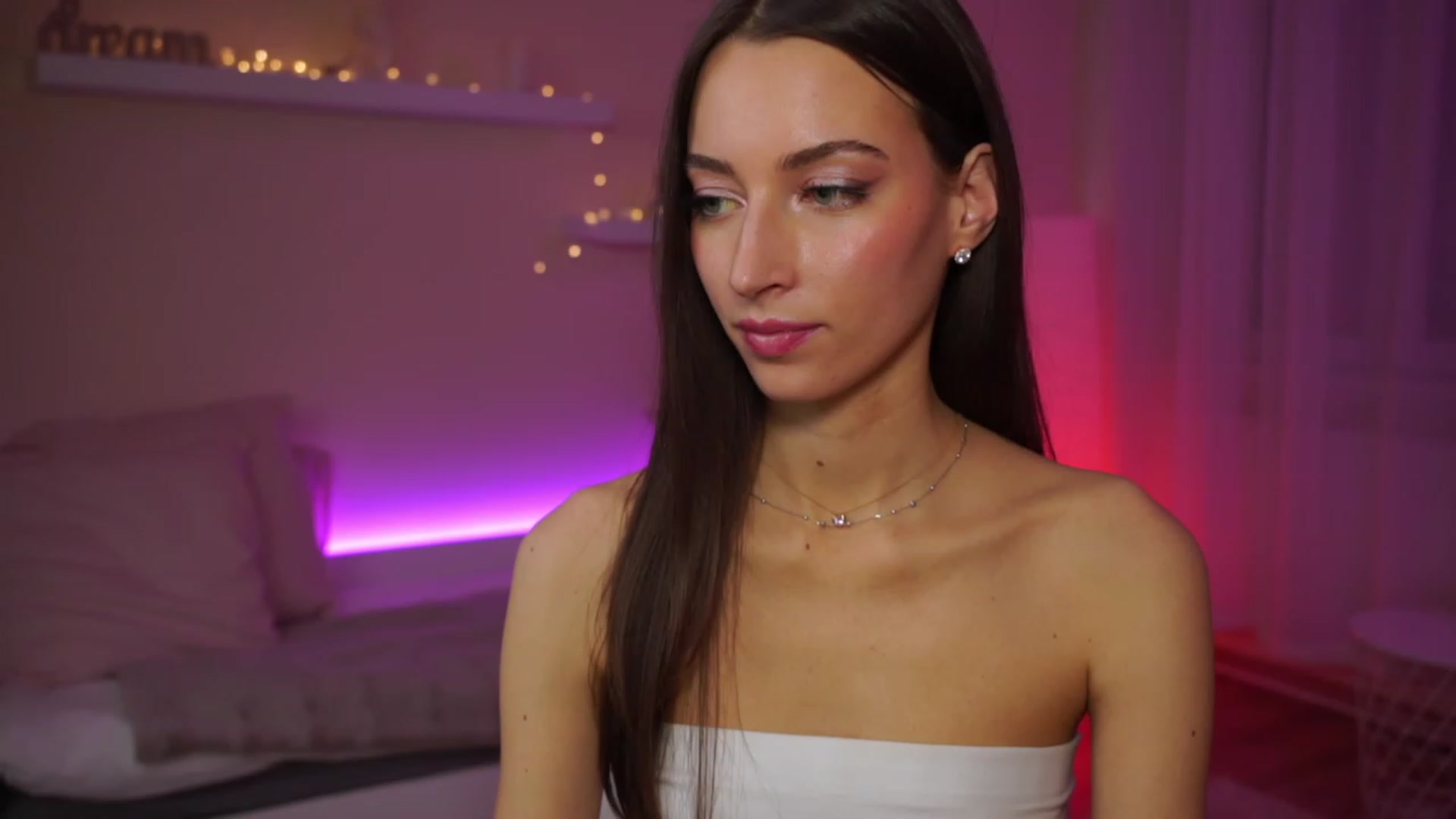 Gallery image thumbnail from Emily_grey69's myfreecams stream on, 02/05/2024, 18:04 image 5 of 20