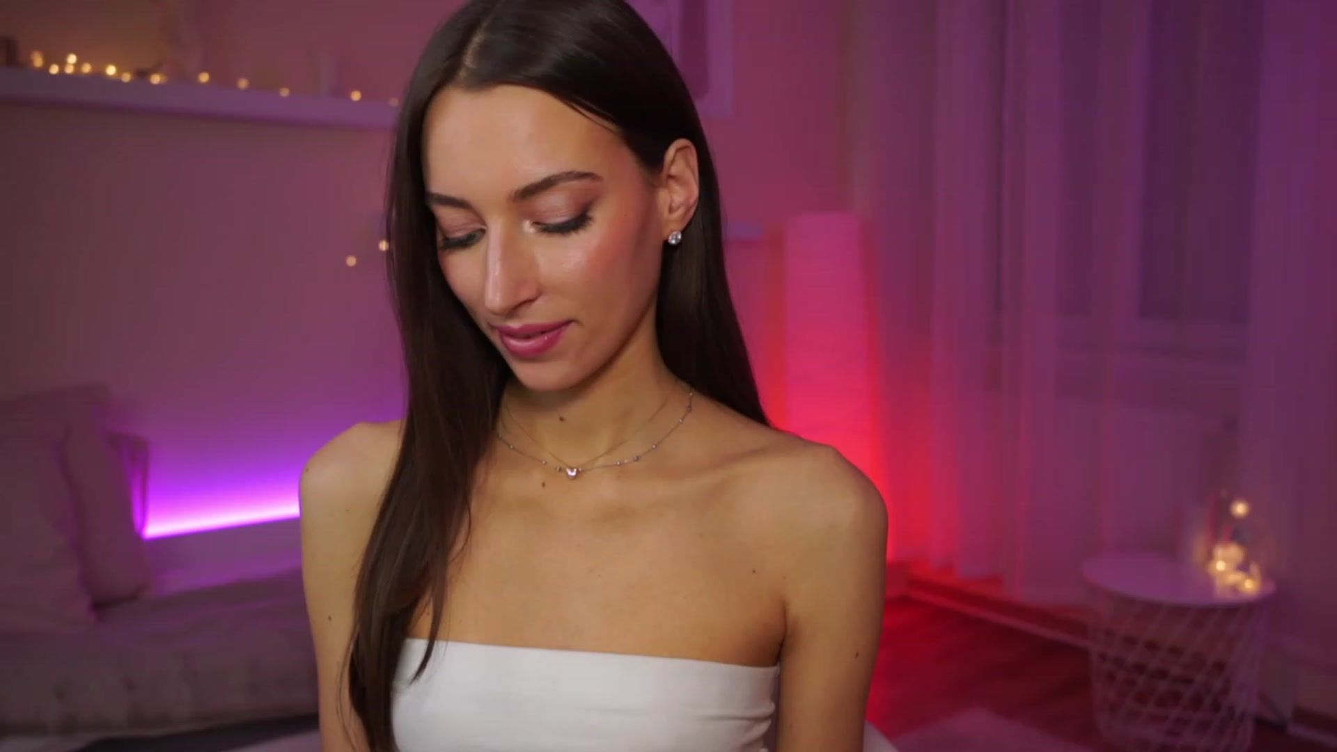 Gallery image thumbnail from Emily_grey69's myfreecams stream on, 02/05/2024, 18:04 image 15 of 20