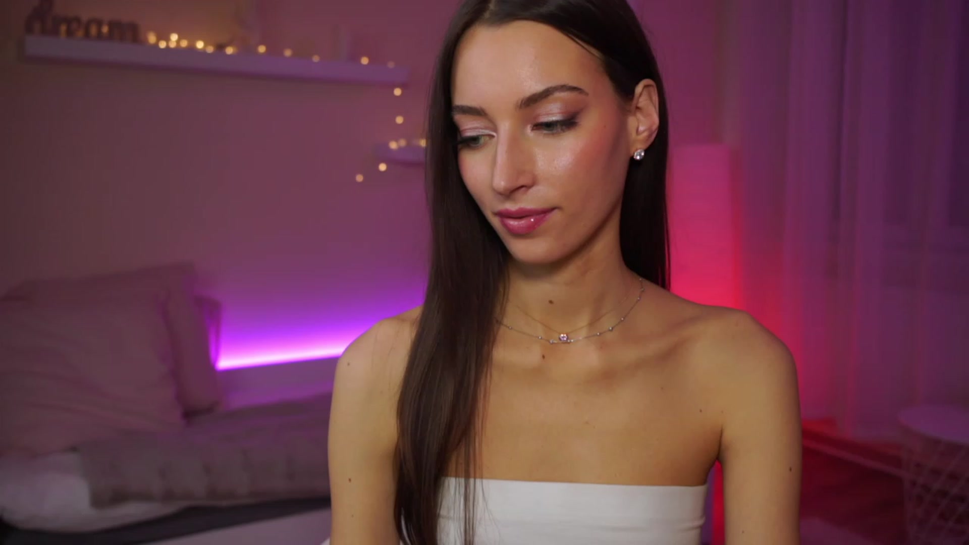 Gallery image thumbnail from Emily_grey69's myfreecams stream on, 02/05/2024, 18:04 image 3 of 20