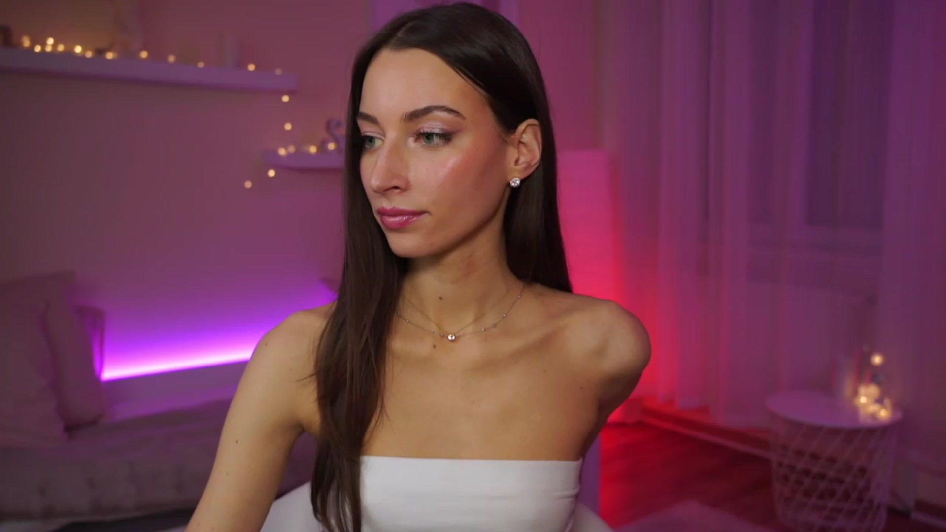 Gallery image thumbnail from Emily_grey69's myfreecams stream on, 02/05/2024, 18:04 image 17 of 20