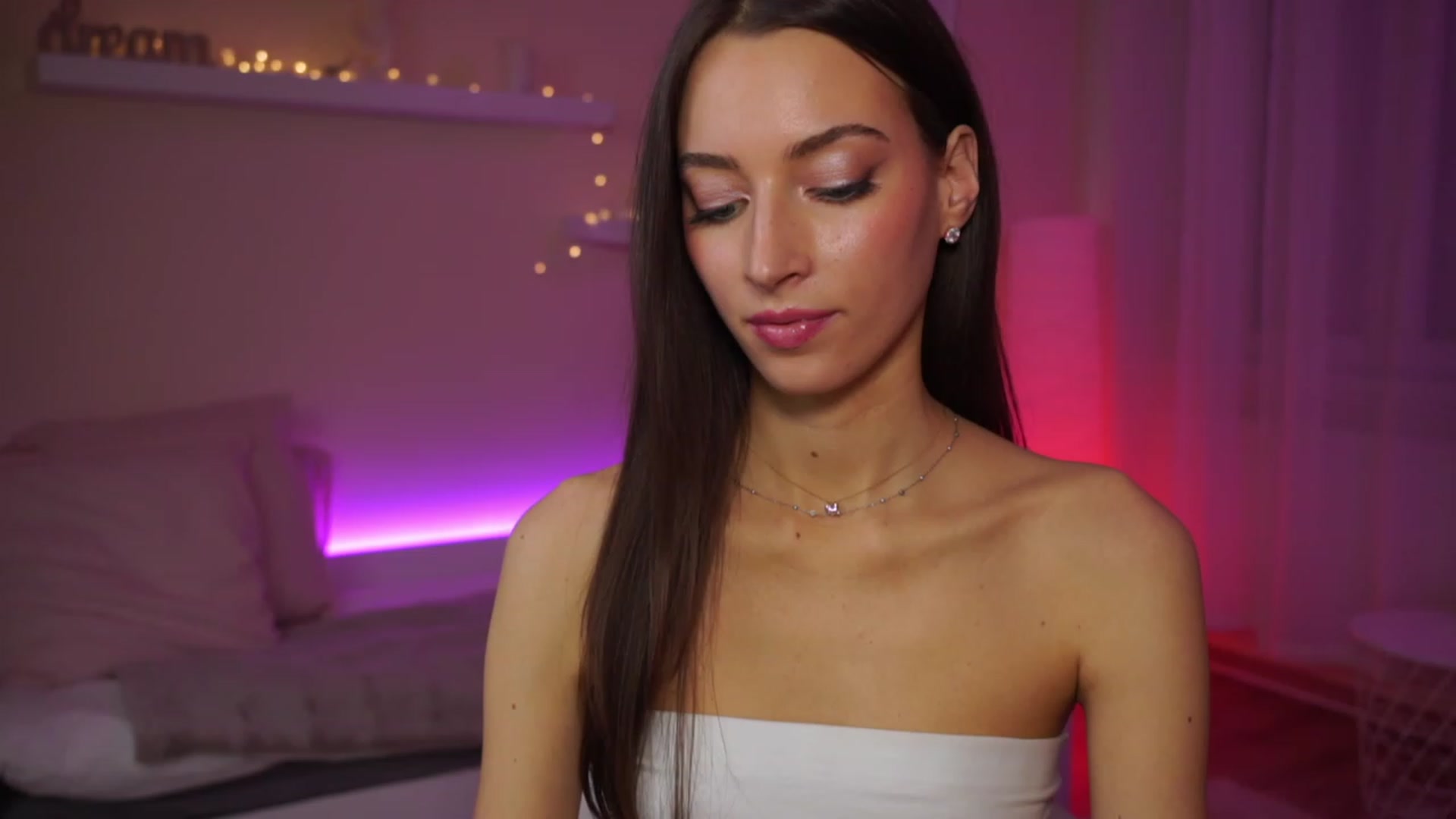 Gallery image thumbnail from Emily_grey69's myfreecams stream on, 02/05/2024, 18:04 image 4 of 20