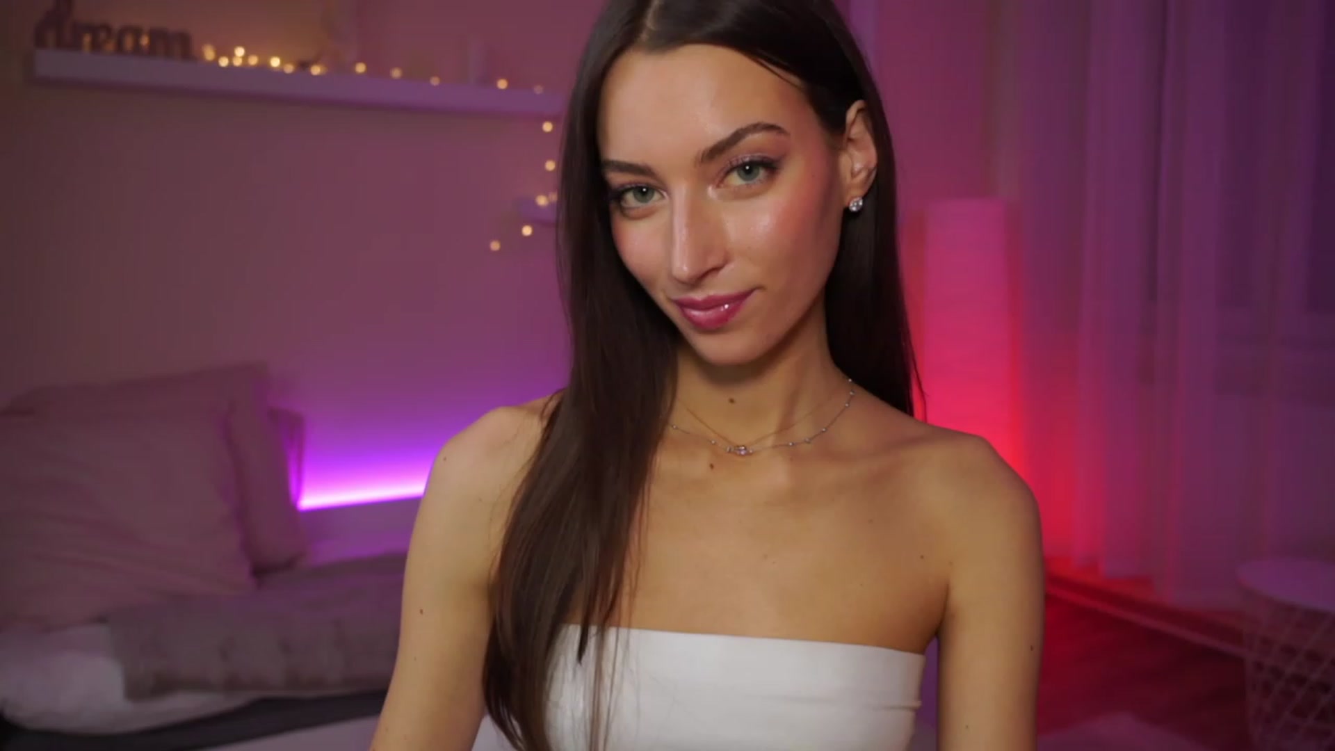 Gallery image thumbnail from Emily_grey69's myfreecams stream on, 02/05/2024, 18:04 image 6 of 20