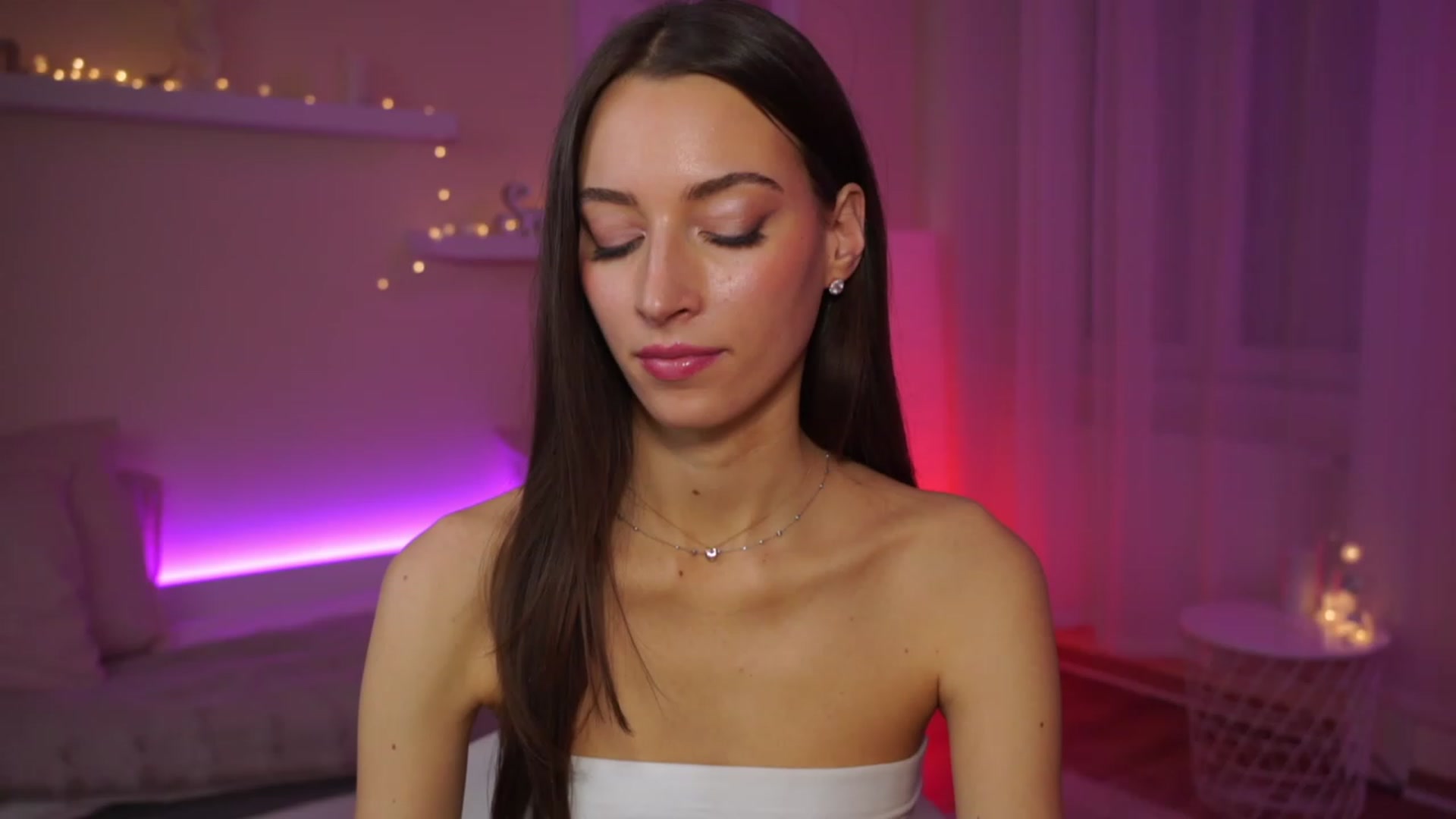 Gallery image thumbnail from Emily_grey69's myfreecams stream on, 02/05/2024, 18:04 image 16 of 20