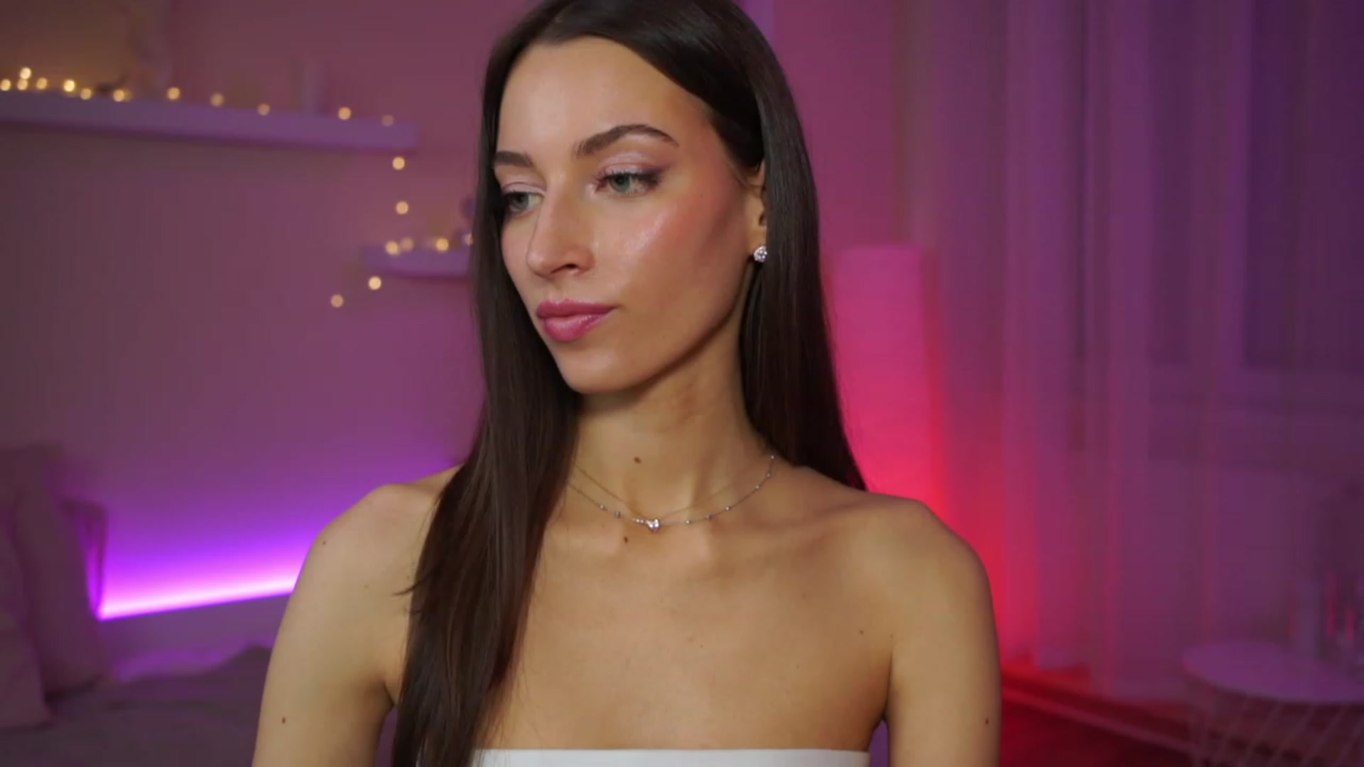 Gallery image thumbnail from Emily_grey69's myfreecams stream on, 02/05/2024, 19:18 image 18 of 20