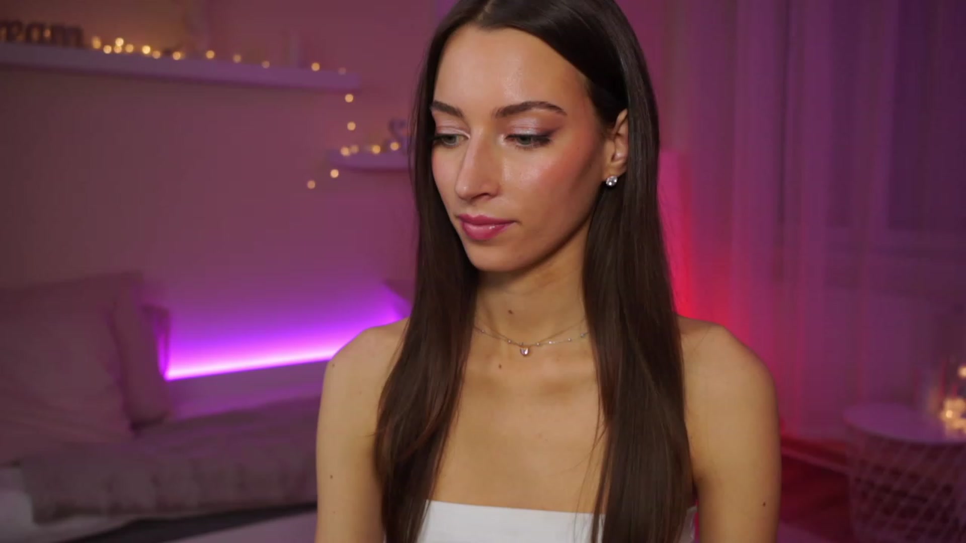 Gallery image thumbnail from Emily_grey69's myfreecams stream on, 02/05/2024, 19:18 image 3 of 20