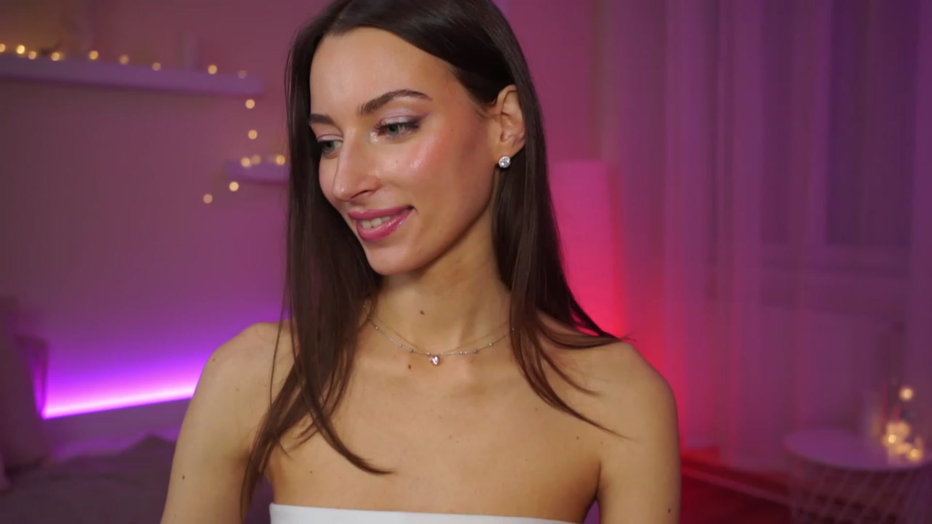 Gallery image thumbnail from Emily_grey69's myfreecams stream on, 02/05/2024, 19:18 image 11 of 20