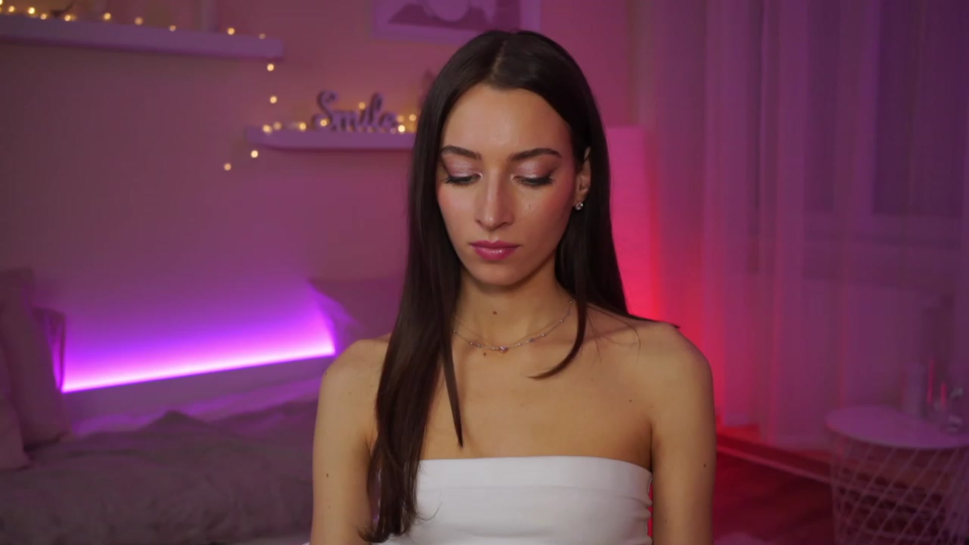 Gallery image thumbnail from Emily_grey69's myfreecams stream on, 02/05/2024, 19:18 image 15 of 20