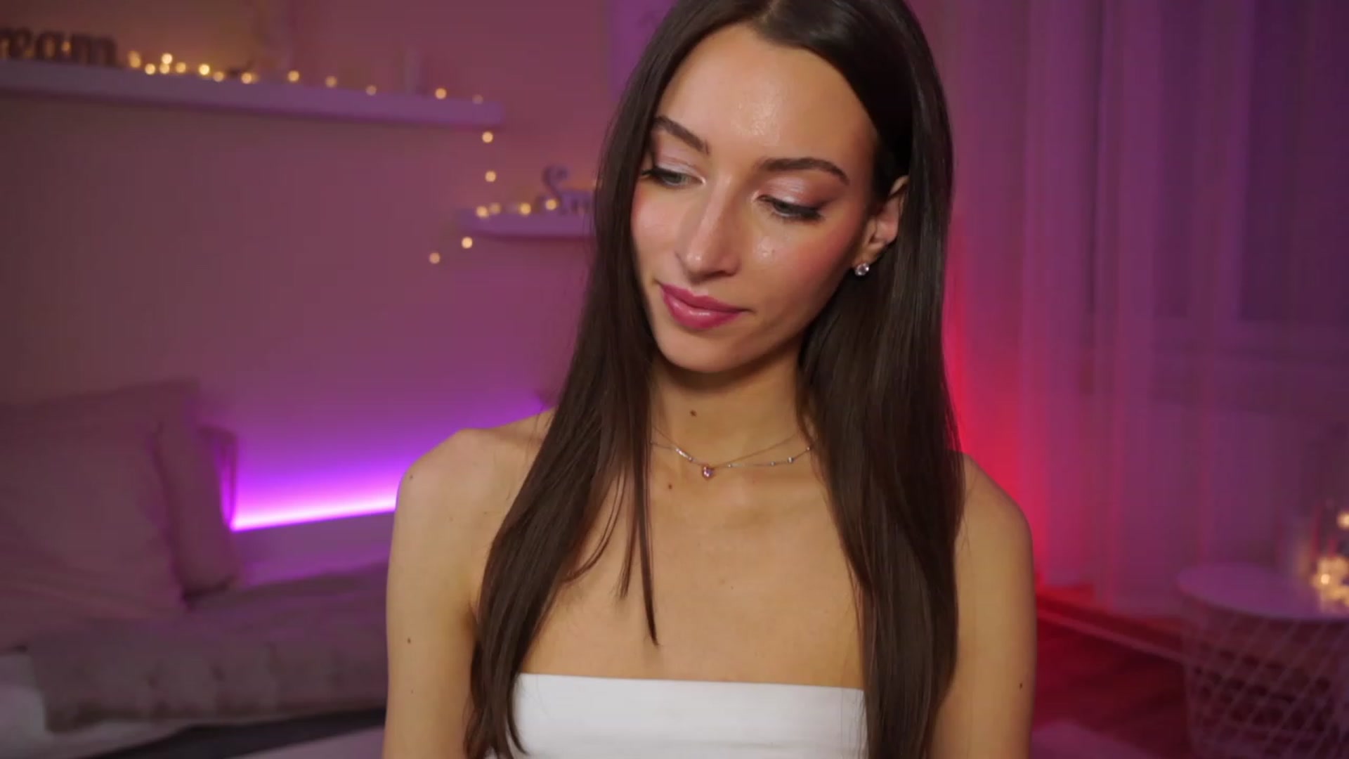 Gallery image thumbnail from Emily_grey69's myfreecams stream on, 02/05/2024, 19:18 image 1 of 20