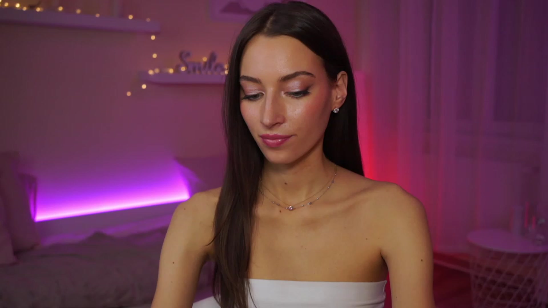 Gallery image thumbnail from Emily_grey69's myfreecams stream on, 02/05/2024, 19:18 image 16 of 20