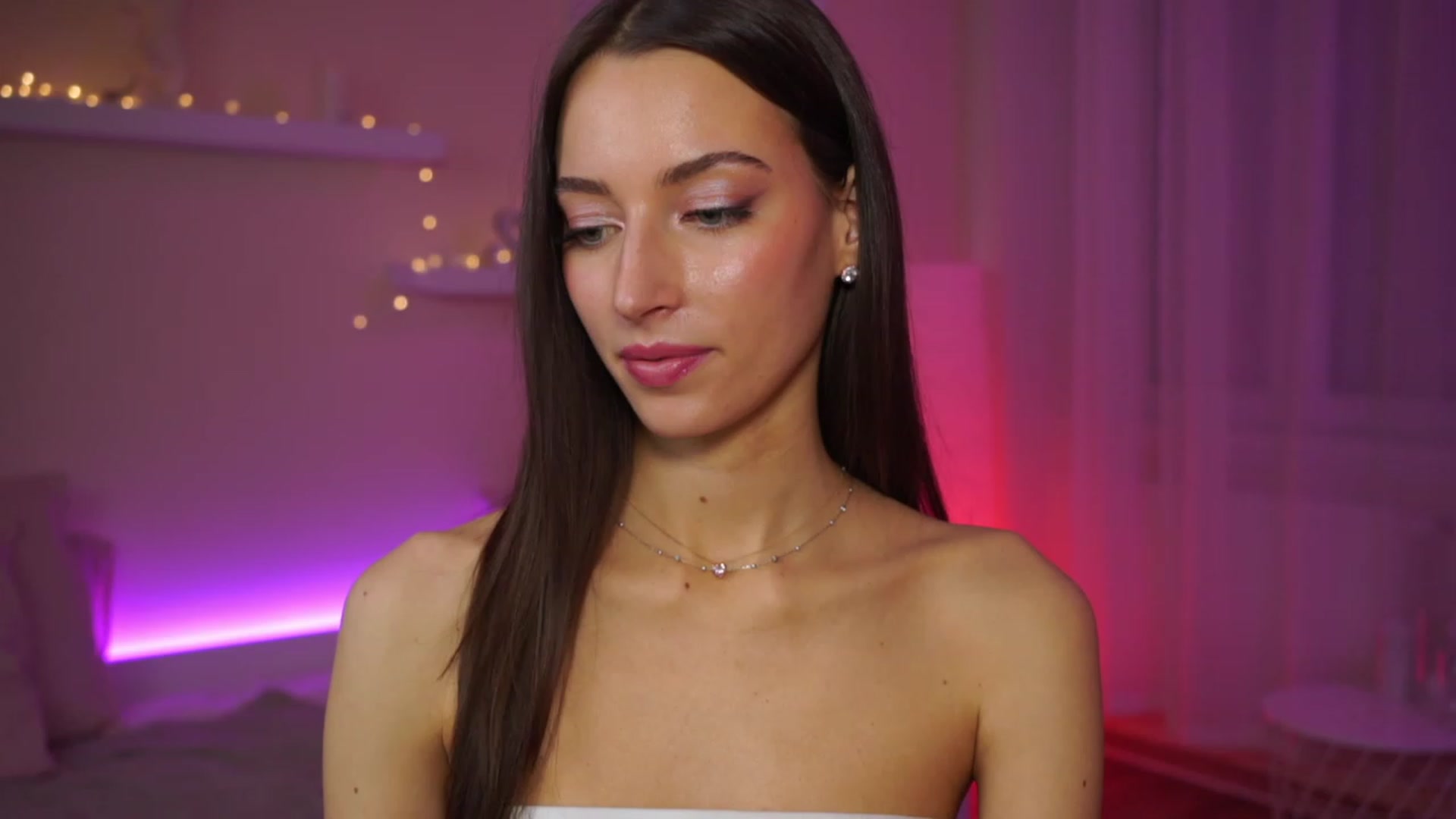 Gallery image thumbnail from Emily_grey69's myfreecams stream on, 02/05/2024, 19:18 image 17 of 20