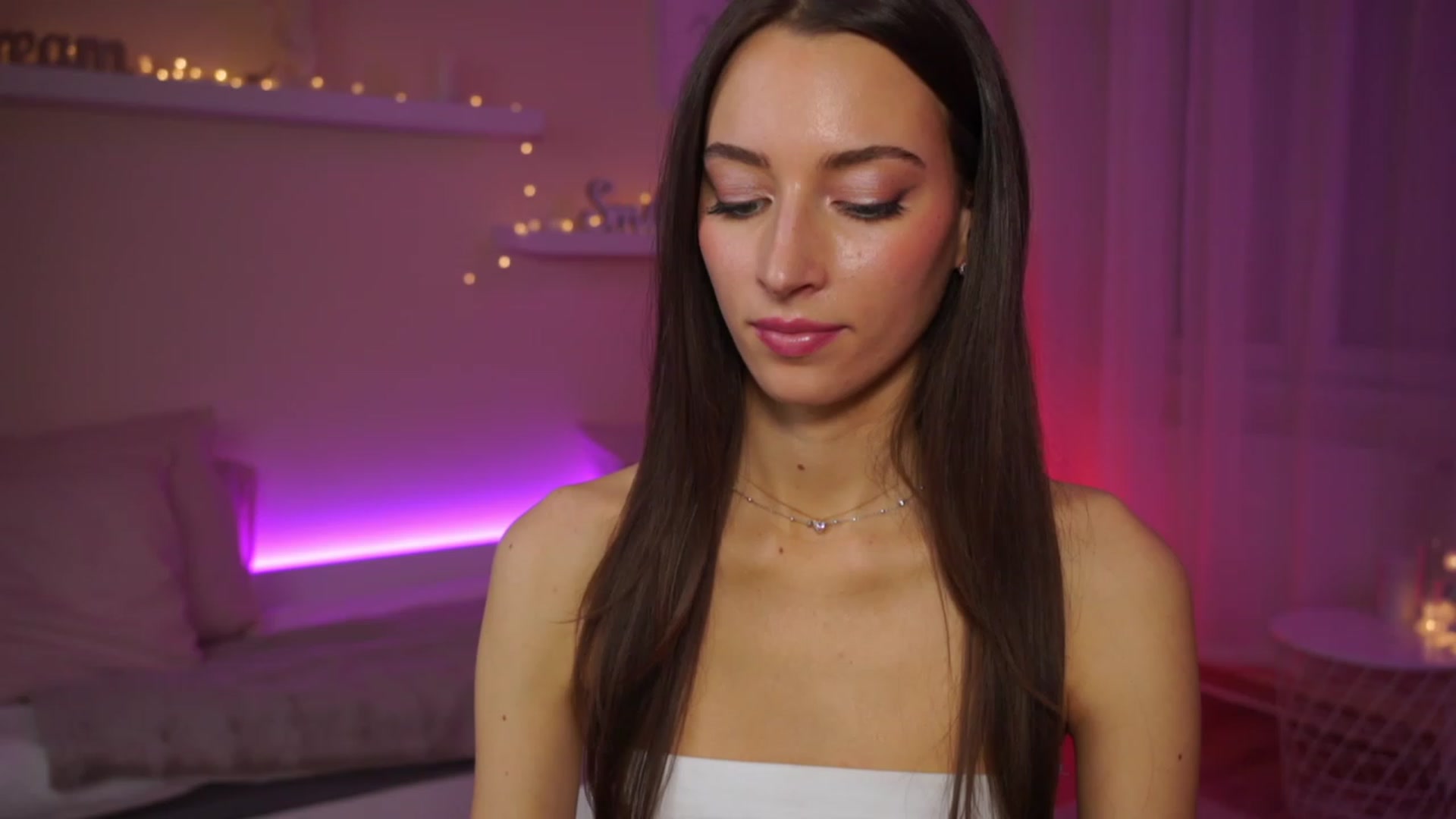 Gallery image thumbnail from Emily_grey69's myfreecams stream on, 02/05/2024, 19:18 image 2 of 20