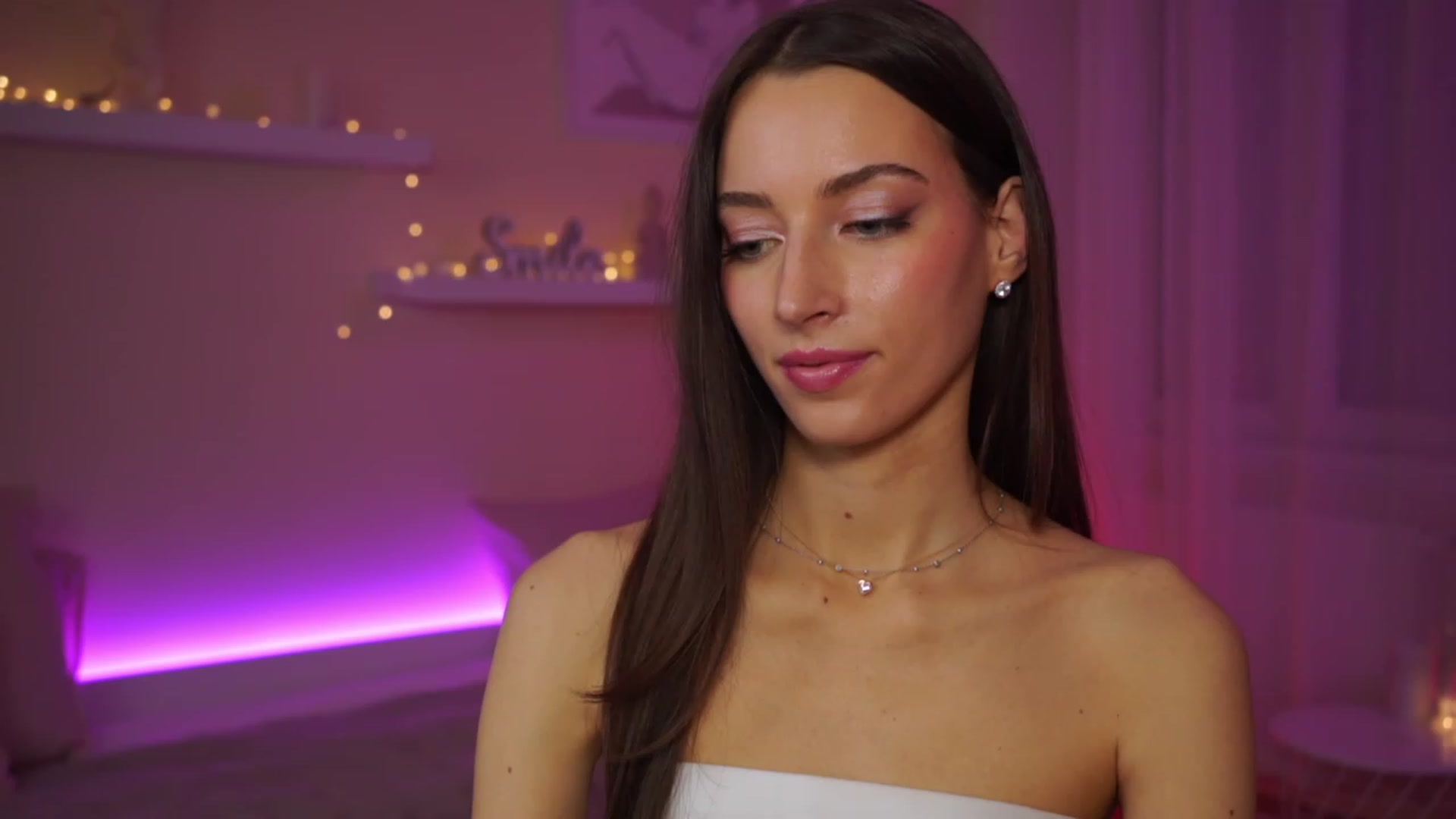 Gallery image thumbnail from Emily_grey69's myfreecams stream on, 02/05/2024, 19:18 image 8 of 20