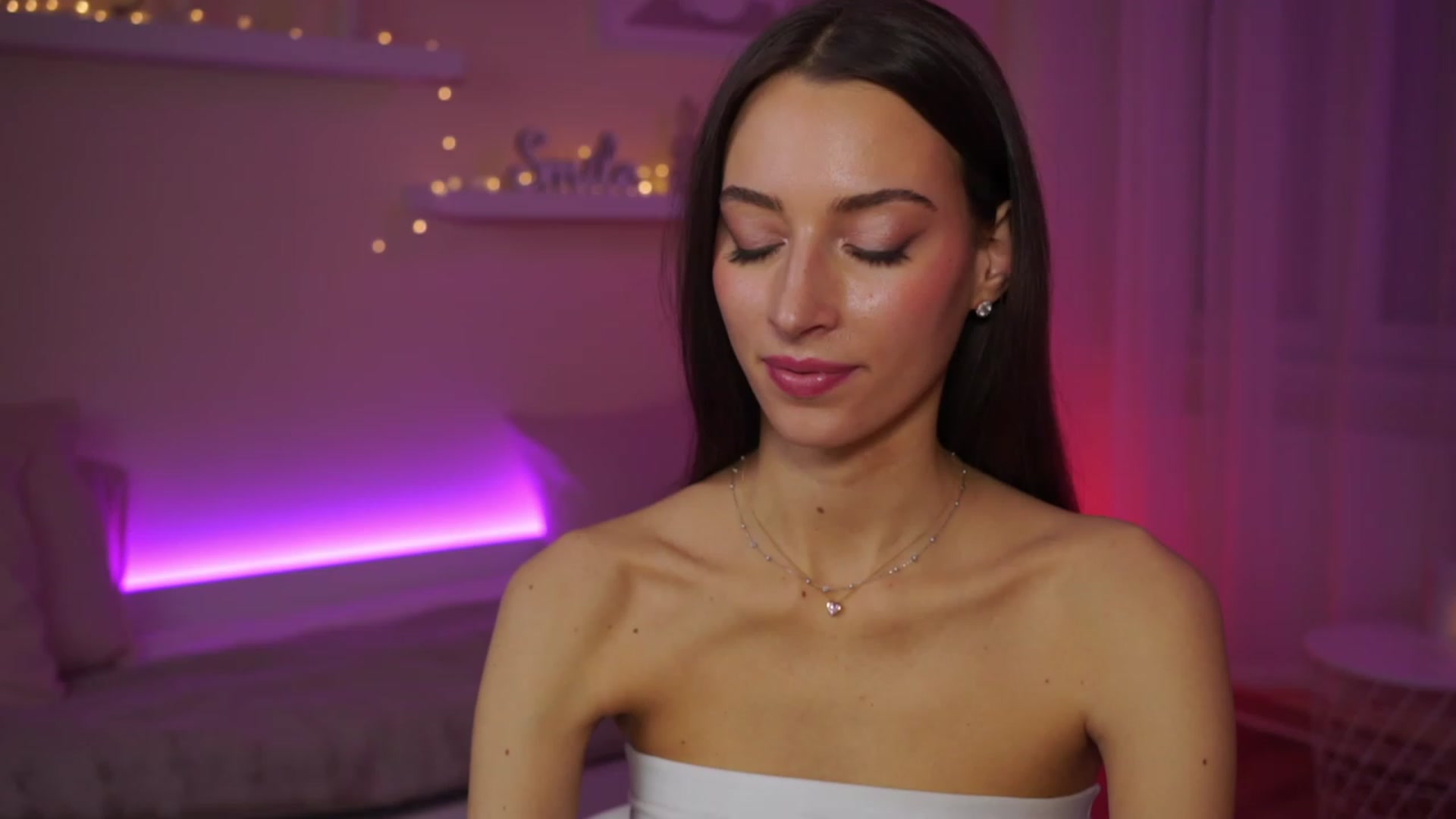 Gallery image thumbnail from Emily_grey69's myfreecams stream on, 02/05/2024, 19:18 image 5 of 20