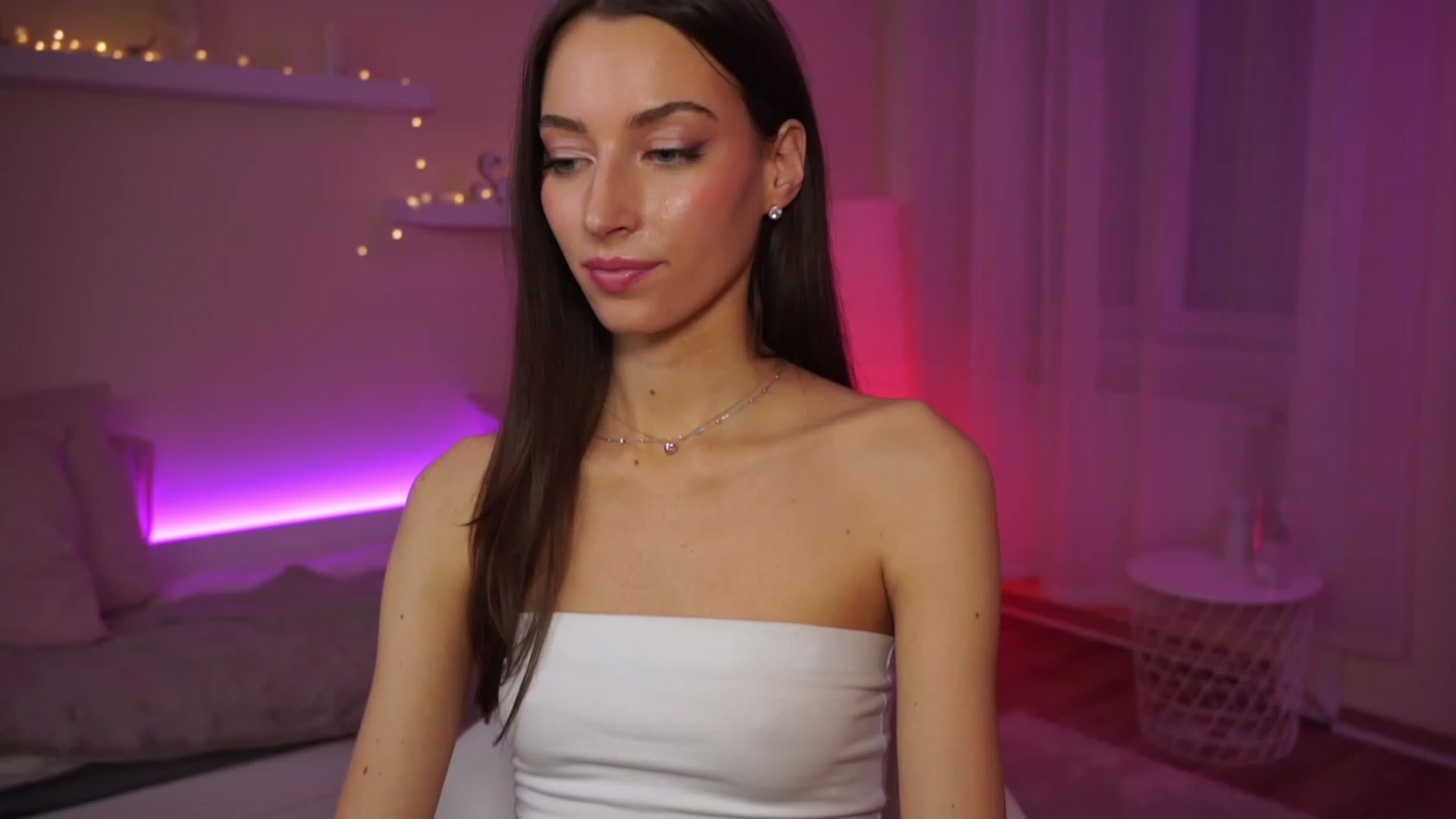 Gallery image thumbnail from Emily_grey69's myfreecams stream on, 02/05/2024, 21:31 image 12 of 20