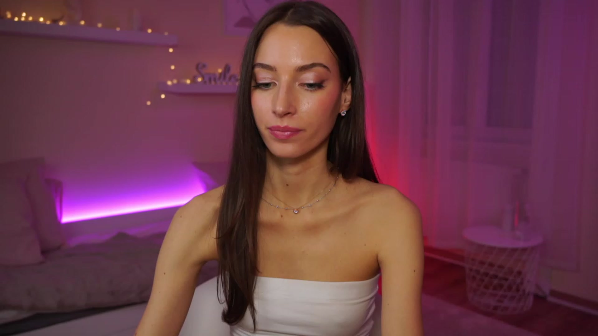 Gallery image thumbnail from Emily_grey69's myfreecams stream on, 02/05/2024, 21:31 image 13 of 20