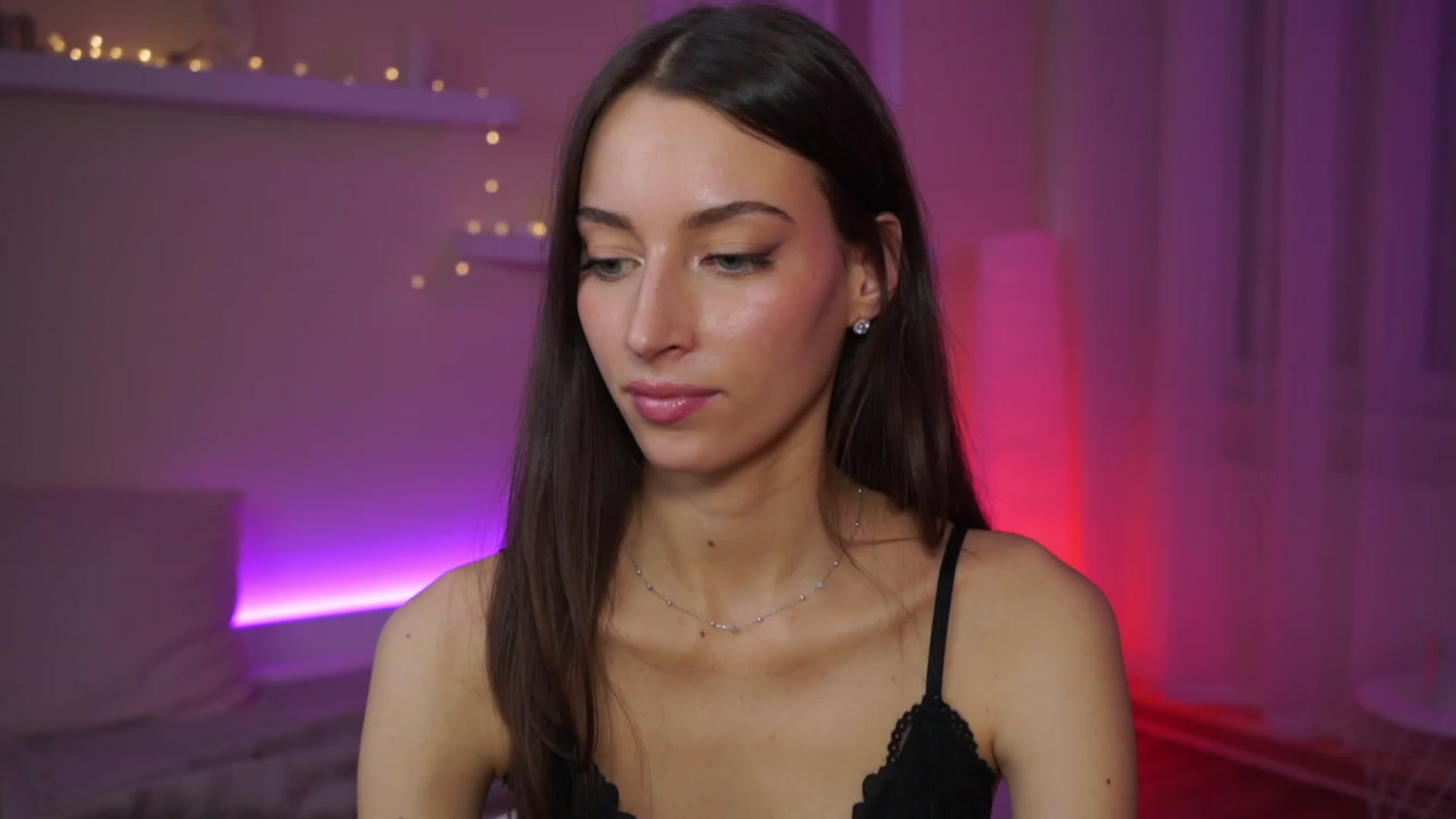 Gallery image thumbnail from Emily_grey69's myfreecams stream on, 02/11/2024, 19:36 image 10 of 20