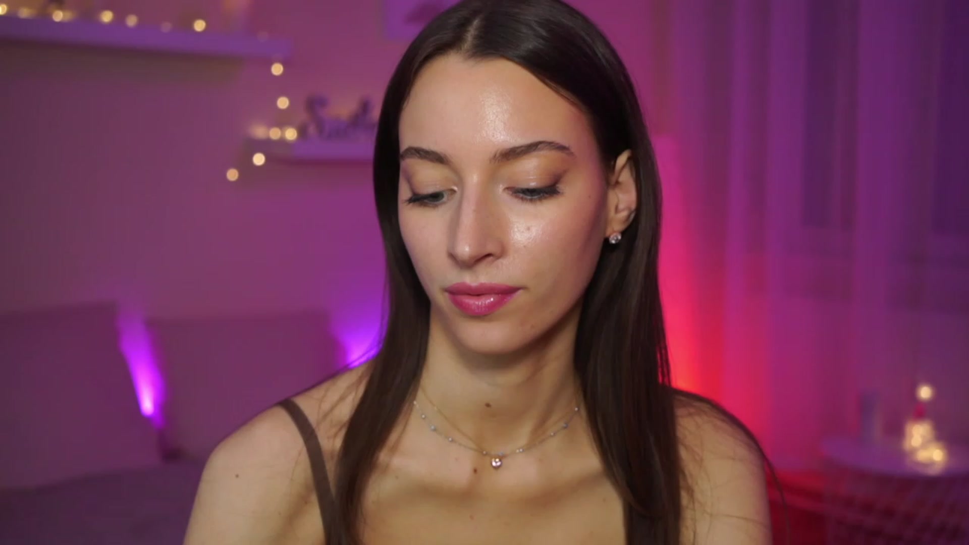 Gallery image thumbnail from Emily_grey69's myfreecams stream on, 02/18/2024, 20:36 image 6 of 20