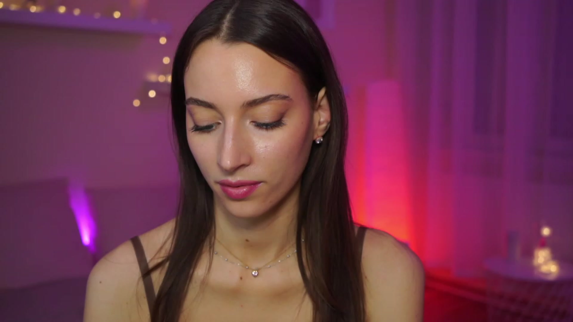 Gallery image thumbnail from Emily_grey69's myfreecams stream on, 02/18/2024, 20:36 image 7 of 20