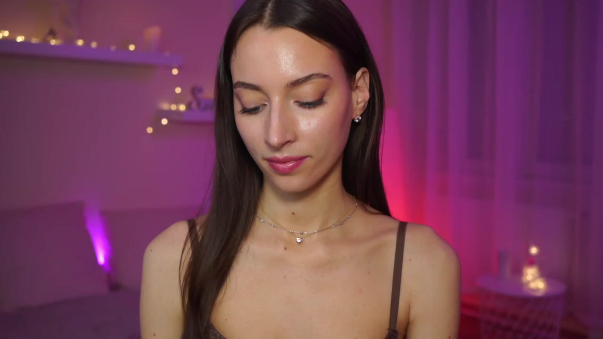 Gallery image thumbnail from Emily_grey69's myfreecams stream on, 02/18/2024, 20:36 image 15 of 20