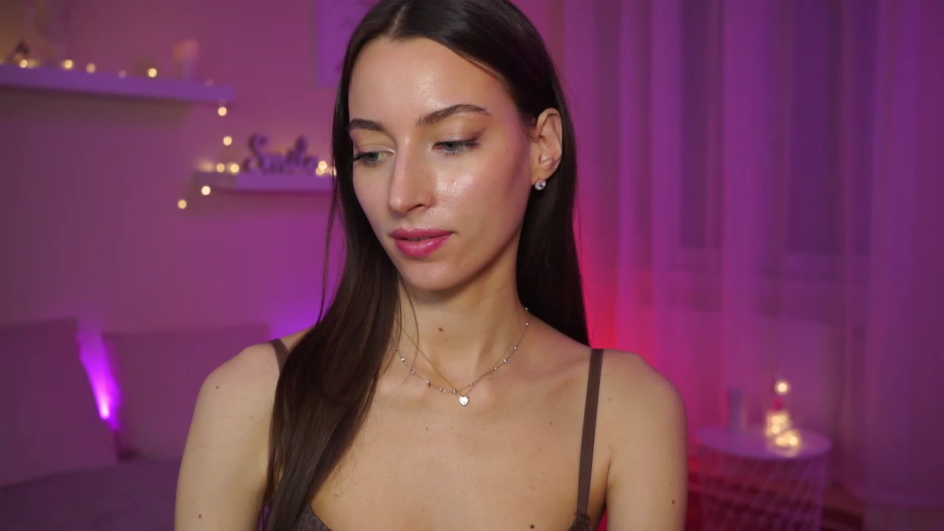 Gallery image thumbnail from Emily_grey69's myfreecams stream on, 02/18/2024, 20:36 image 17 of 20