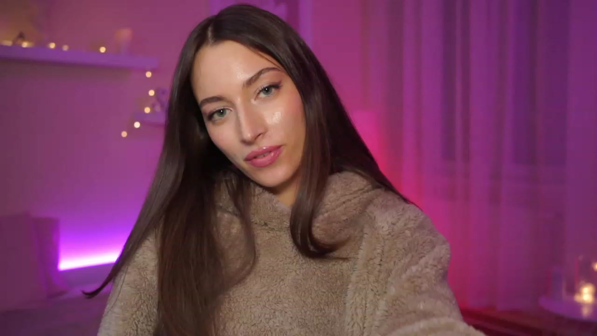 Gallery image thumbnail from Emily_grey69's myfreecams stream on, 02/19/2024, 17:23 image 12 of 20