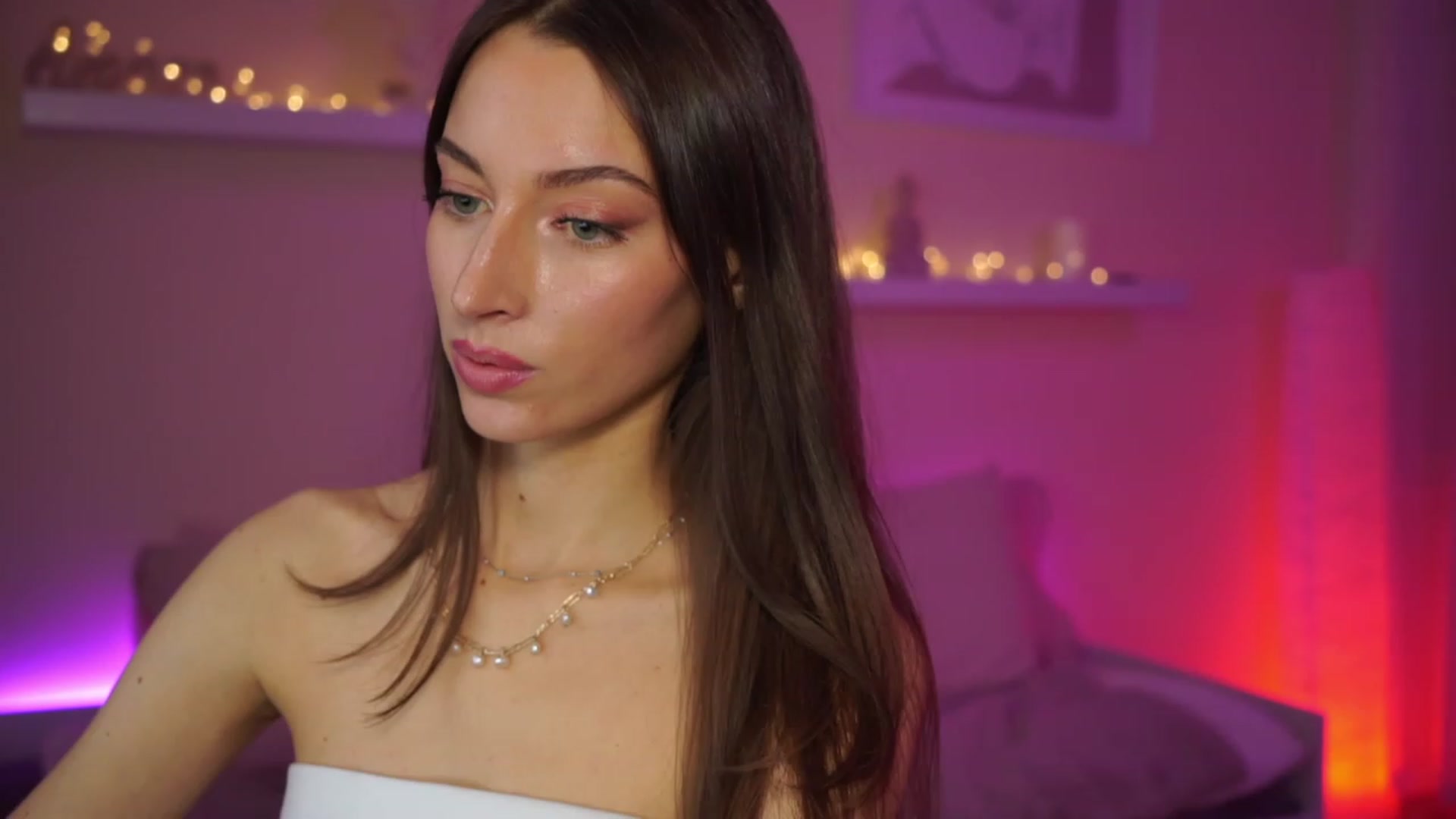 Gallery image thumbnail from Emily_grey69's myfreecams stream on, 02/22/2024, 13:58 image 18 of 20