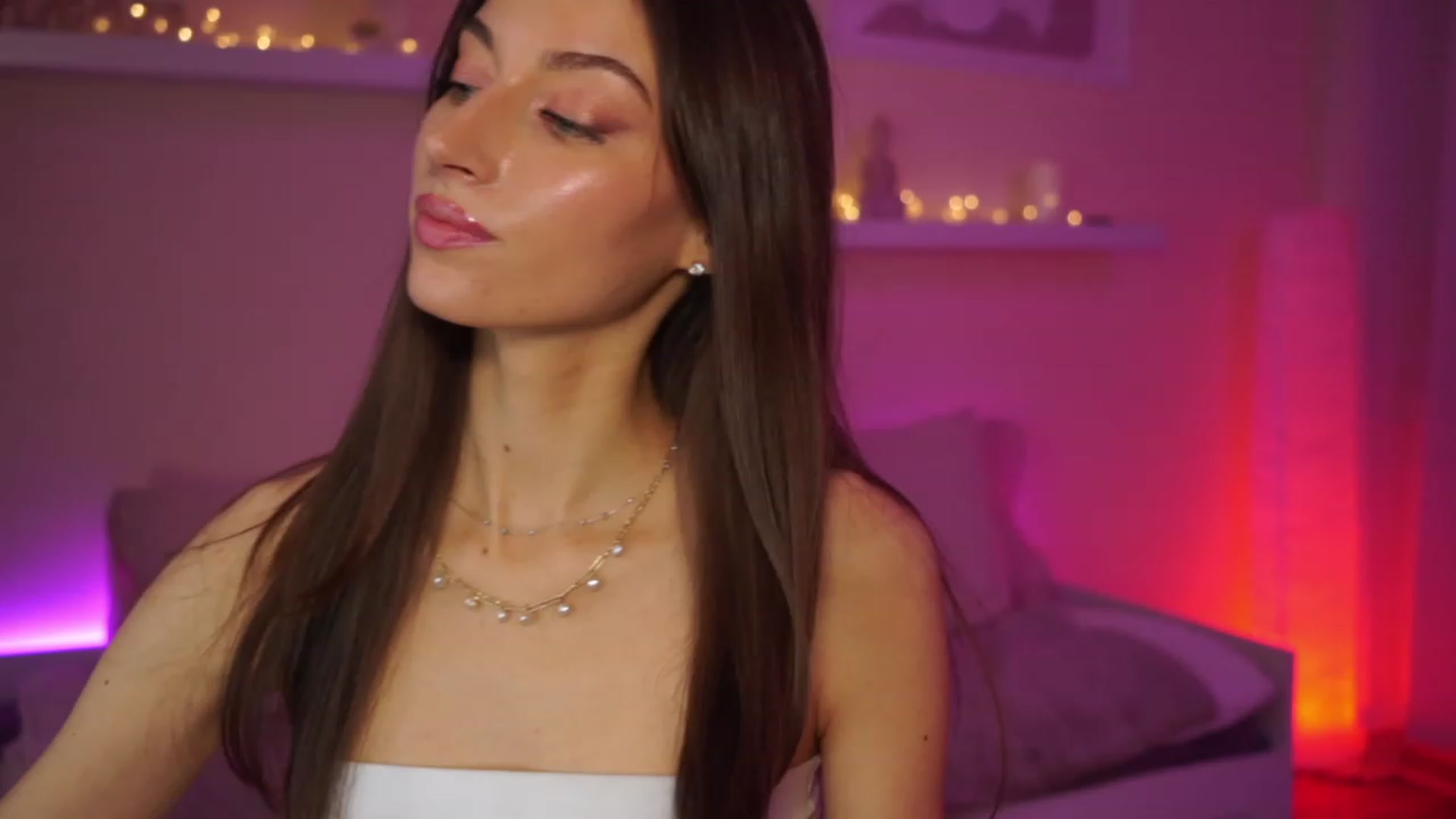 Gallery image thumbnail from Emily_grey69's myfreecams stream on, 02/22/2024, 13:58 image 19 of 20