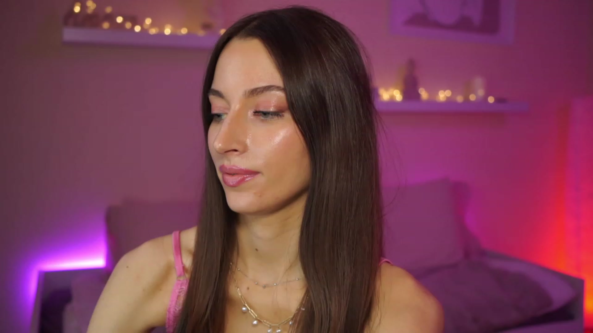 Gallery image thumbnail from Emily_grey69's myfreecams stream on, 02/22/2024, 16:32 image 19 of 20