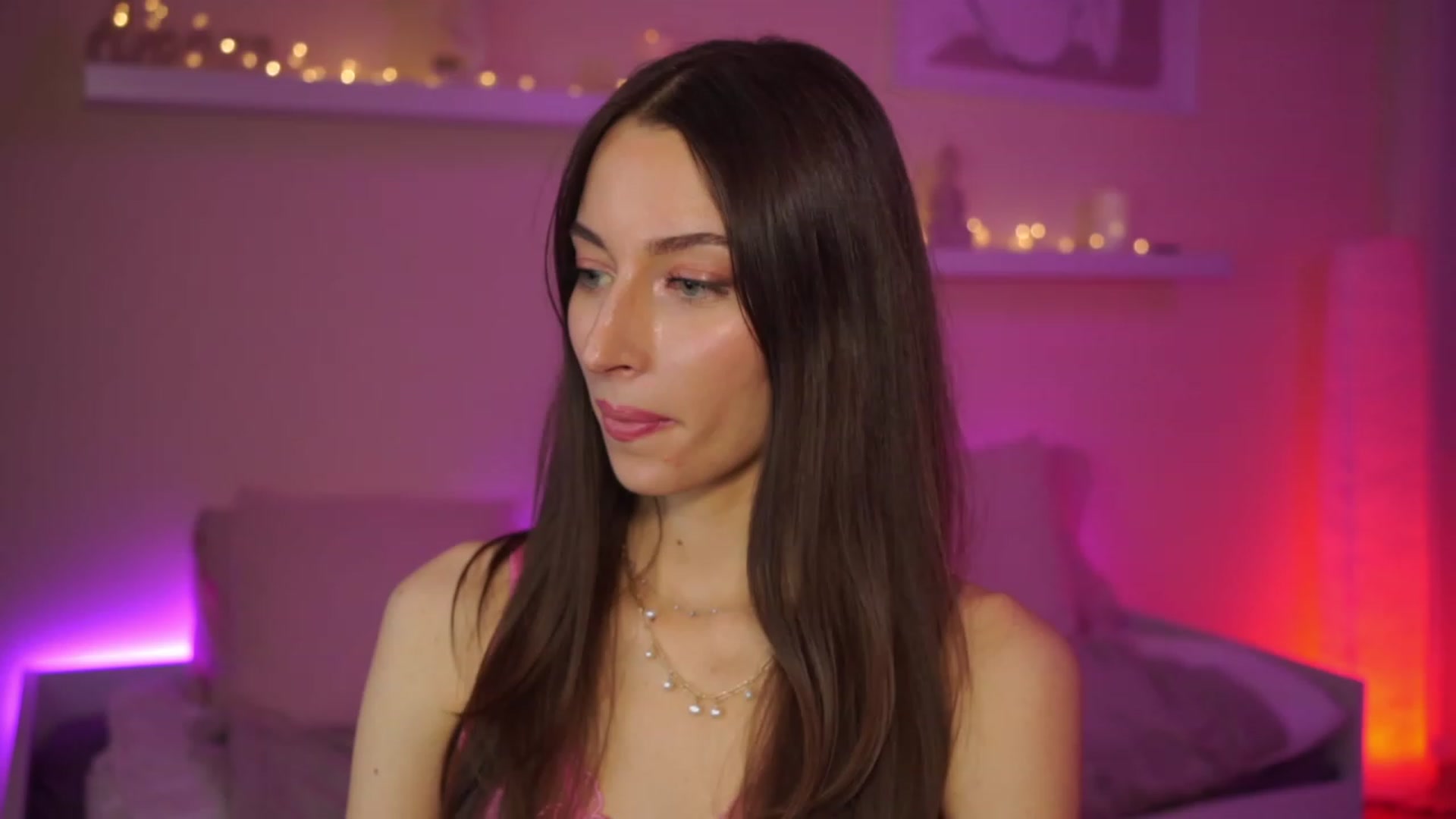 Gallery image thumbnail from Emily_grey69's myfreecams stream on, 02/22/2024, 16:32 image 6 of 20