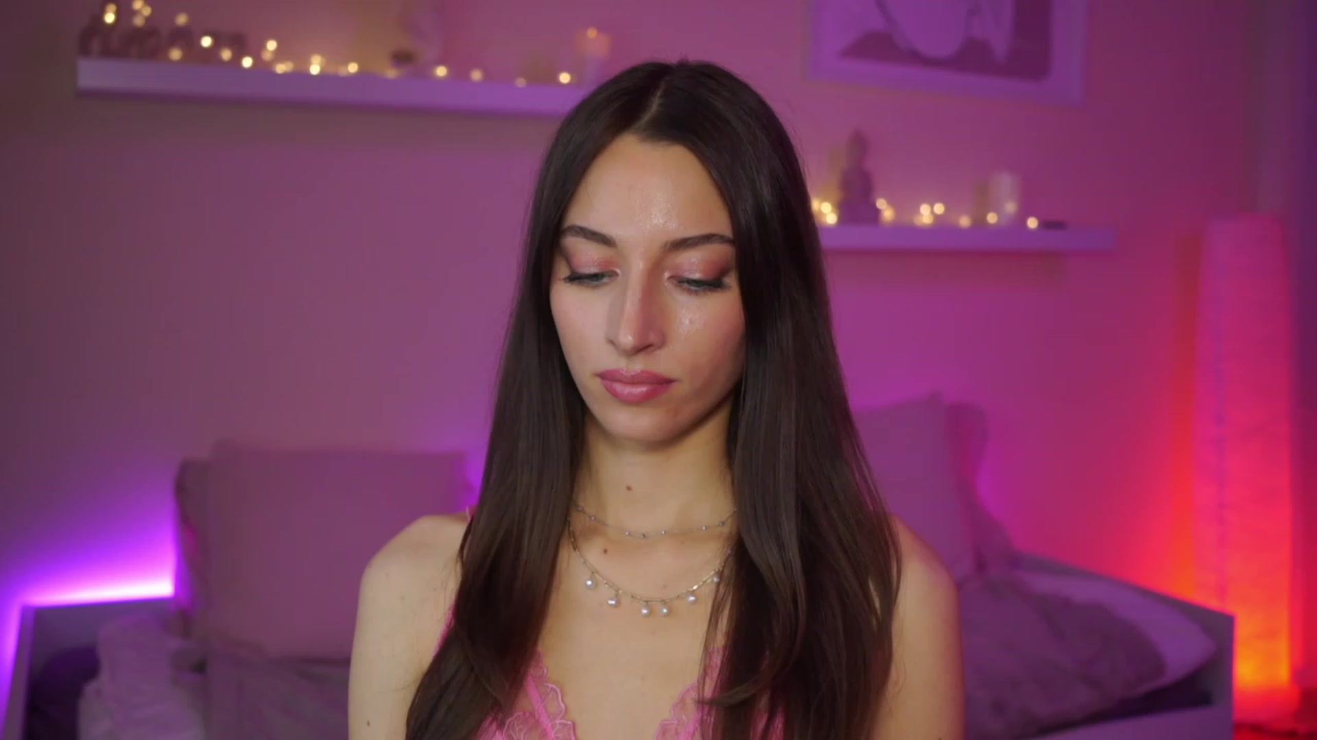 Gallery image thumbnail from Emily_grey69's myfreecams stream on, 02/22/2024, 16:32 image 12 of 20