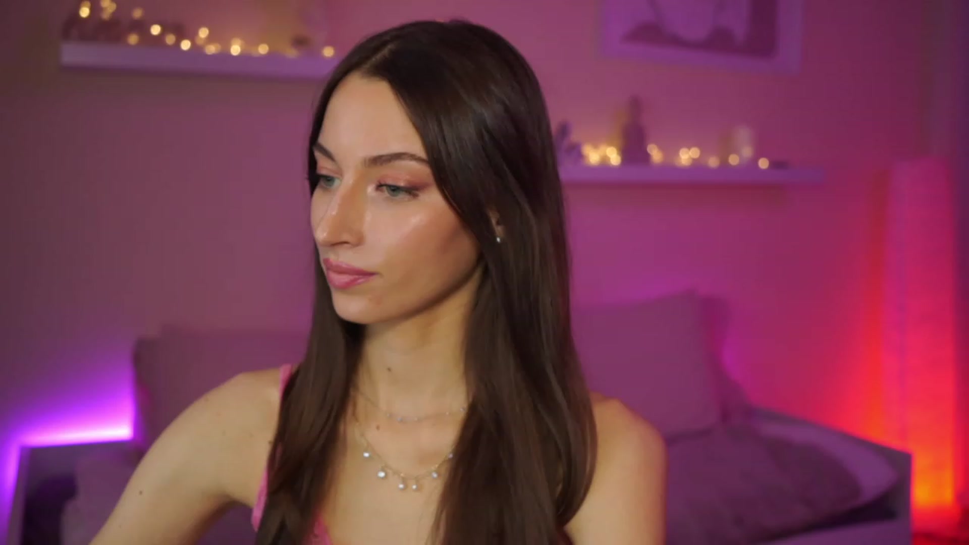 Gallery image thumbnail from Emily_grey69's myfreecams stream on, 02/22/2024, 16:32 image 15 of 20