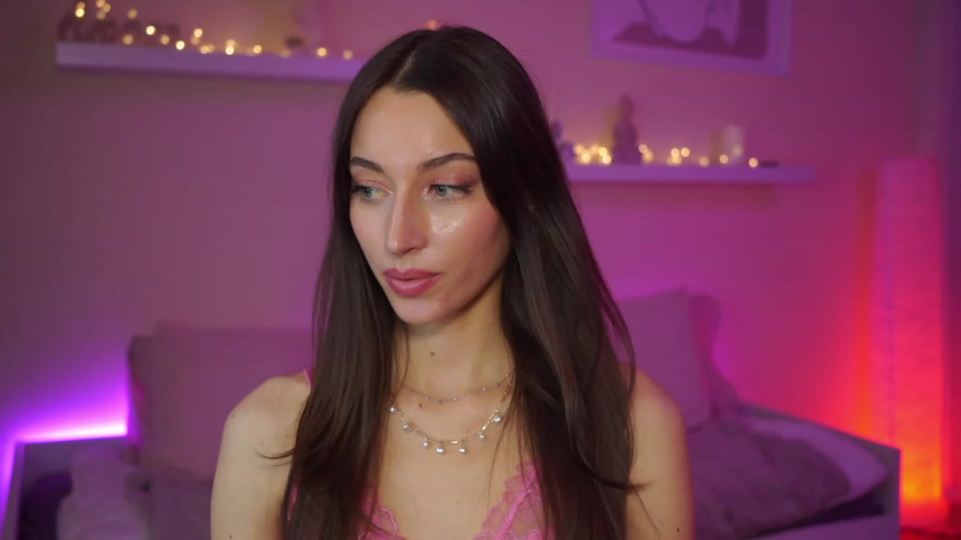 Gallery image thumbnail from Emily_grey69's myfreecams stream on, 02/22/2024, 16:32 image 2 of 20