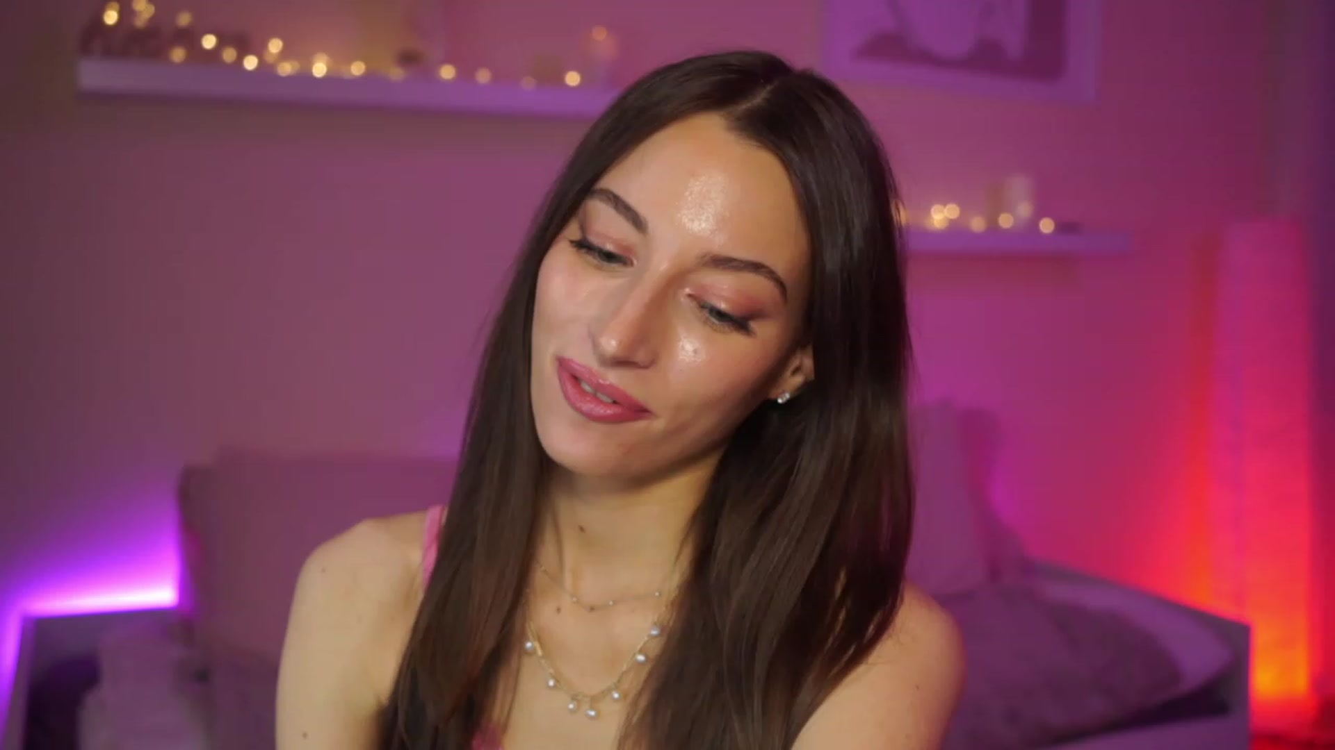 Gallery image thumbnail from Emily_grey69's myfreecams stream on, 02/22/2024, 16:32 image 8 of 20