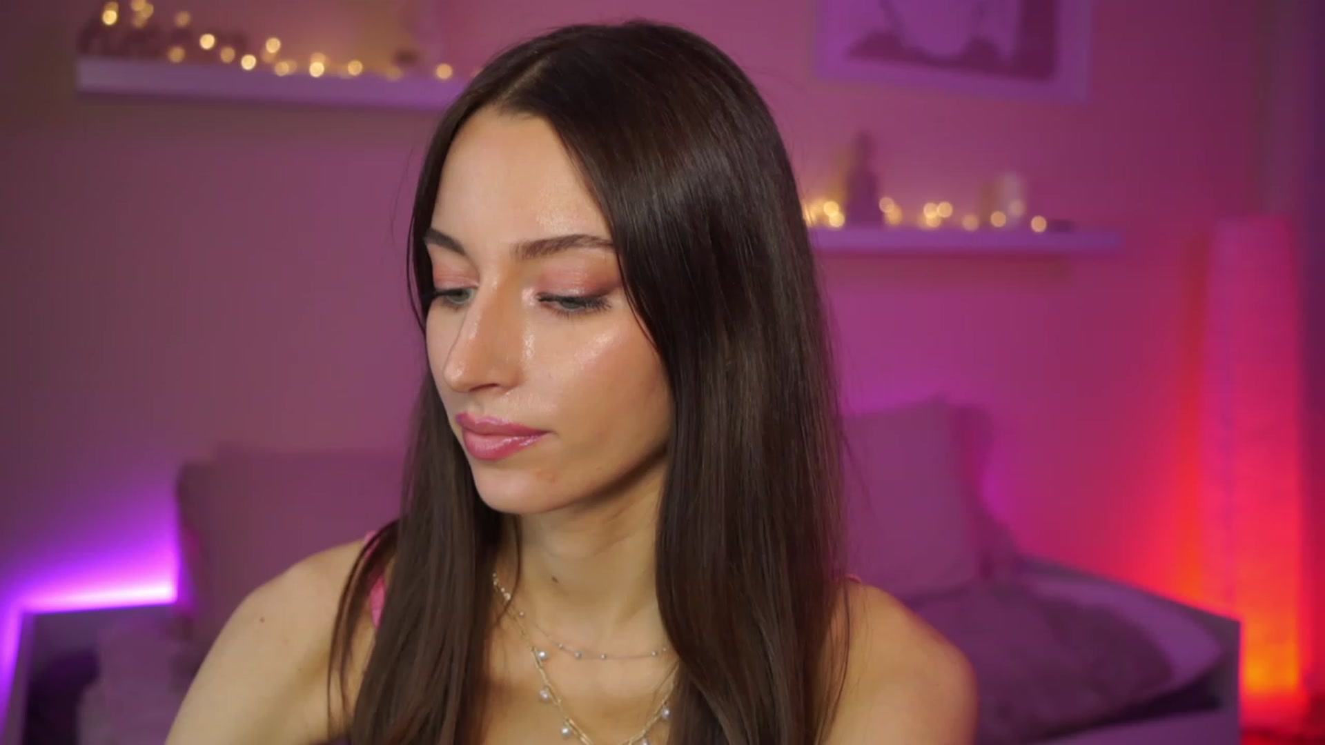 Gallery image thumbnail from Emily_grey69's myfreecams stream on, 02/22/2024, 16:32 image 4 of 20
