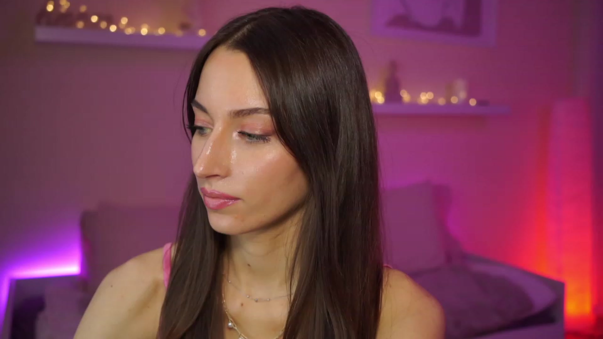 Gallery image thumbnail from Emily_grey69's myfreecams stream on, 02/22/2024, 16:32 image 10 of 20