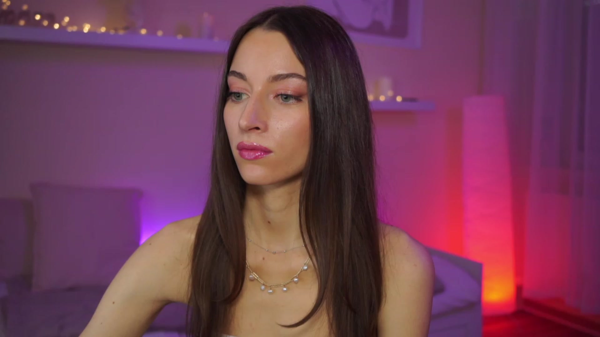 Gallery image thumbnail from Emily_grey69's myfreecams stream on, 02/27/2024, 12:40 image 16 of 20