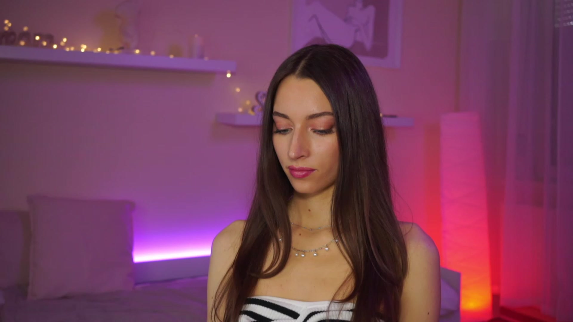 Gallery image thumbnail from Emily_grey69's myfreecams stream on, 02/27/2024, 12:40 image 13 of 20