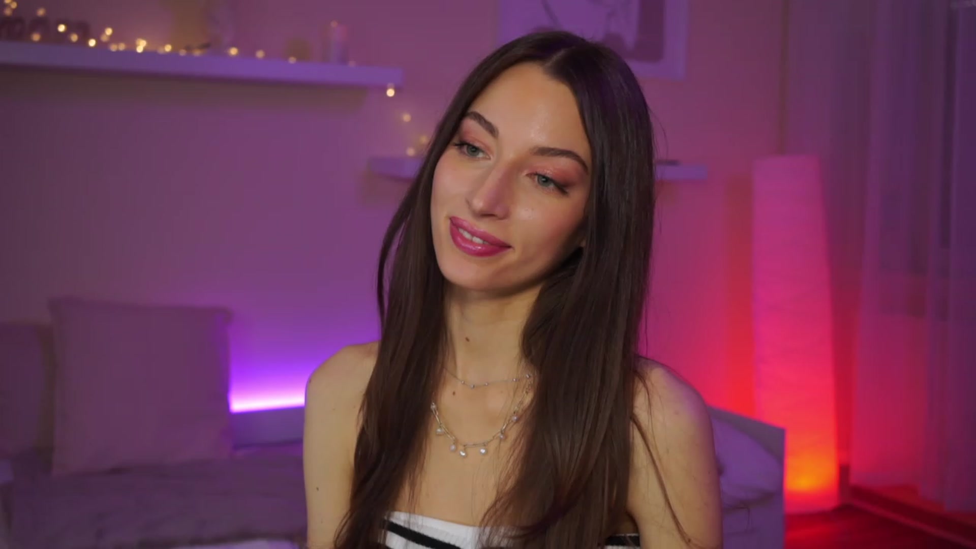 Gallery image thumbnail from Emily_grey69's myfreecams stream on, 02/27/2024, 12:40 image 19 of 20