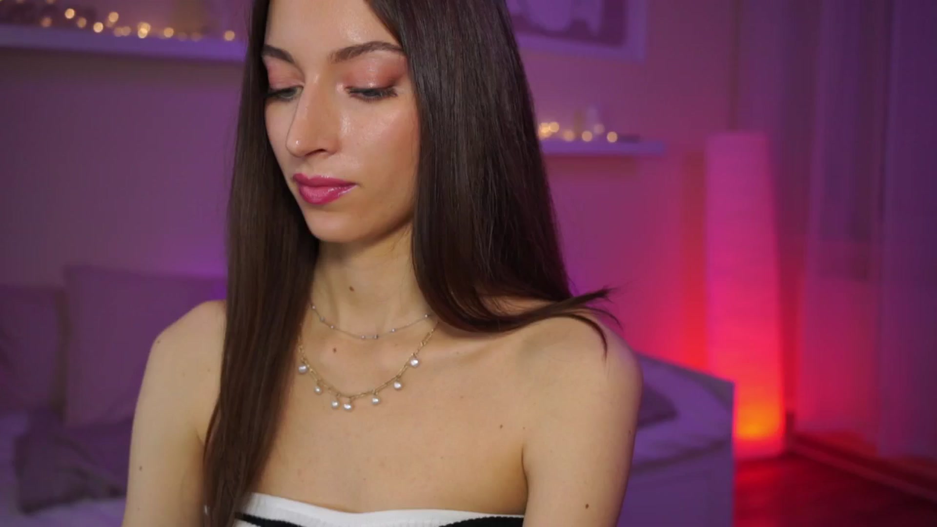 Gallery image thumbnail from Emily_grey69's myfreecams stream on, 02/27/2024, 15:53 image 5 of 20