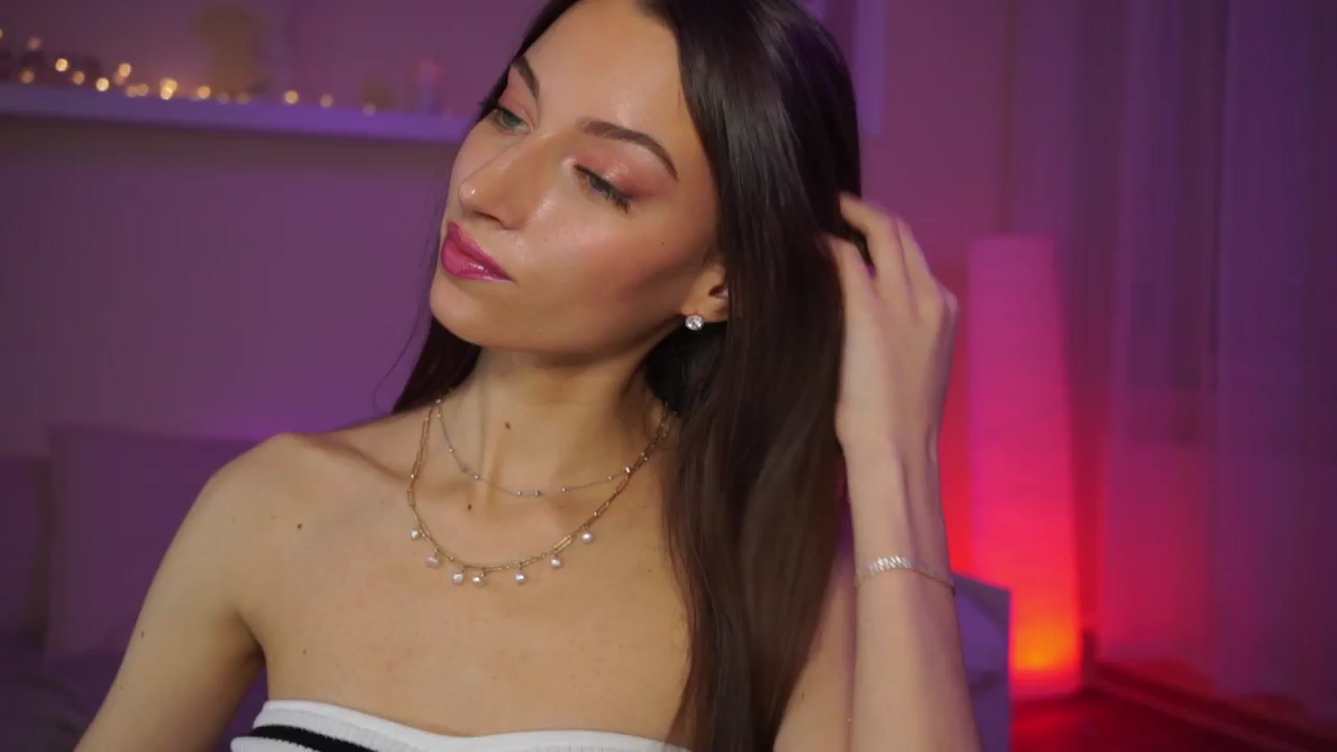 Gallery image thumbnail from Emily_grey69's myfreecams stream on, 02/27/2024, 15:53 image 18 of 20