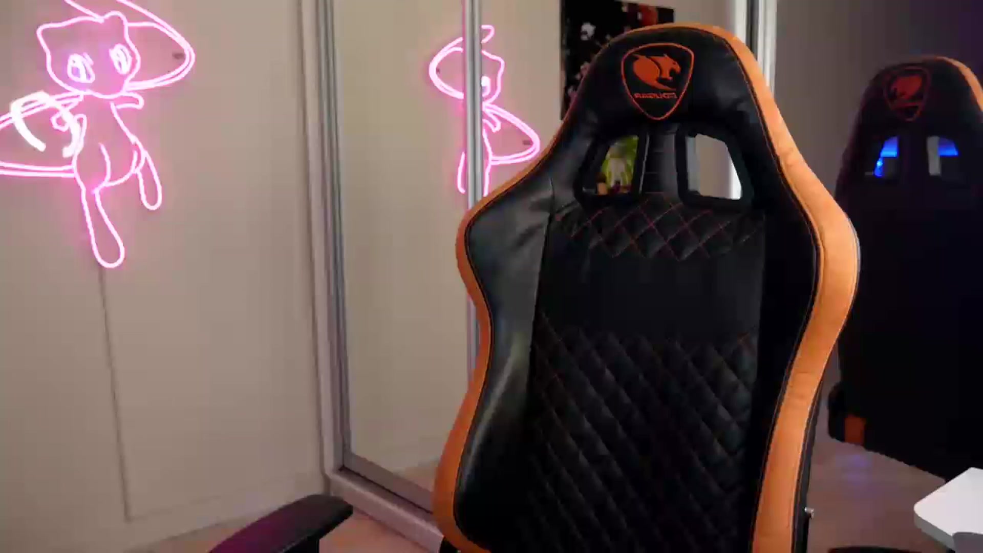 Gallery image thumbnail from Emily_hillll's myfreecams stream on, 11/15/2022, 23:01 image 6 of 20