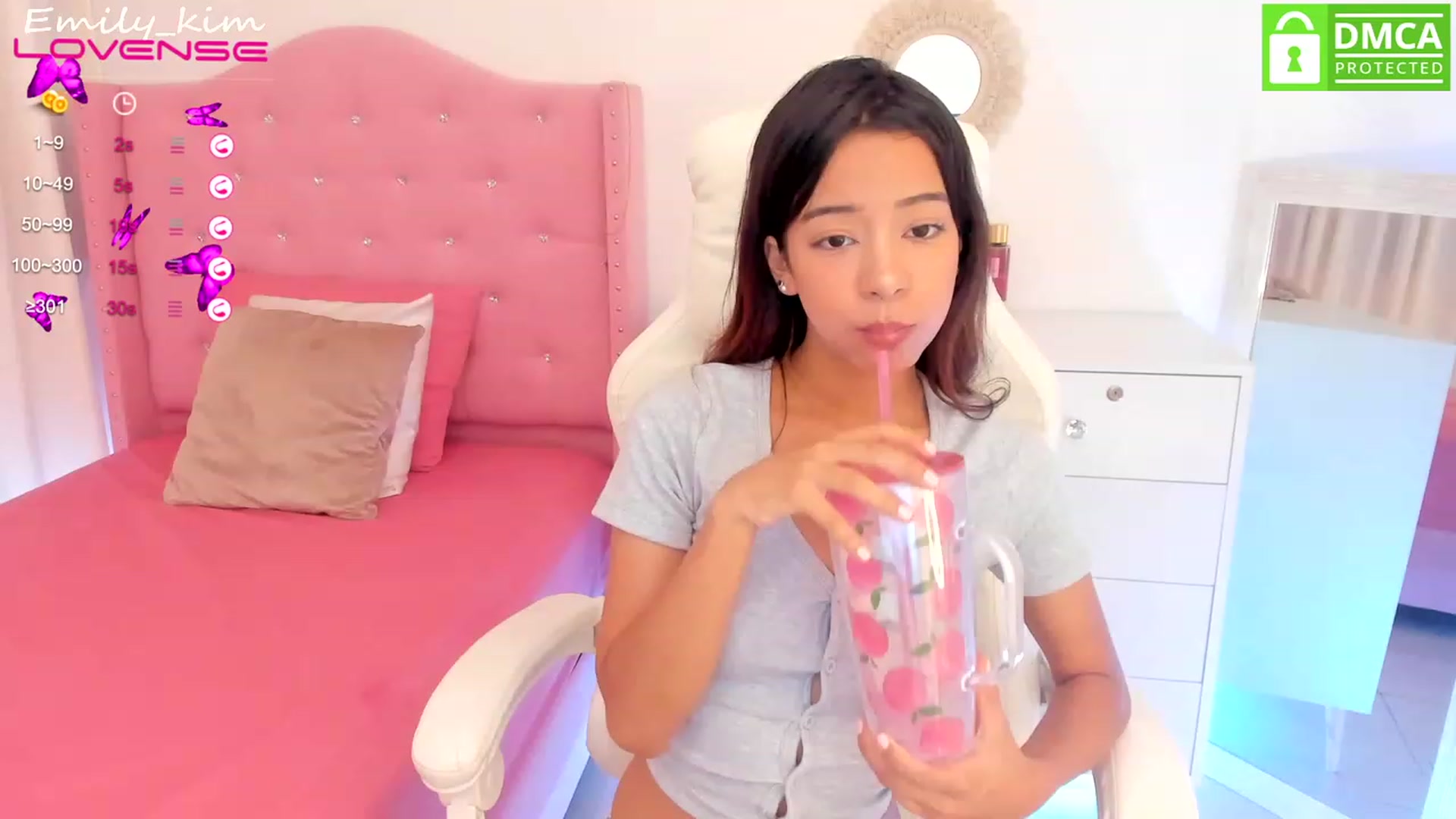 Gallery image thumbnail from Emily_kim's myfreecams stream on, 04/27/2023, 01:36 image 2 of 20