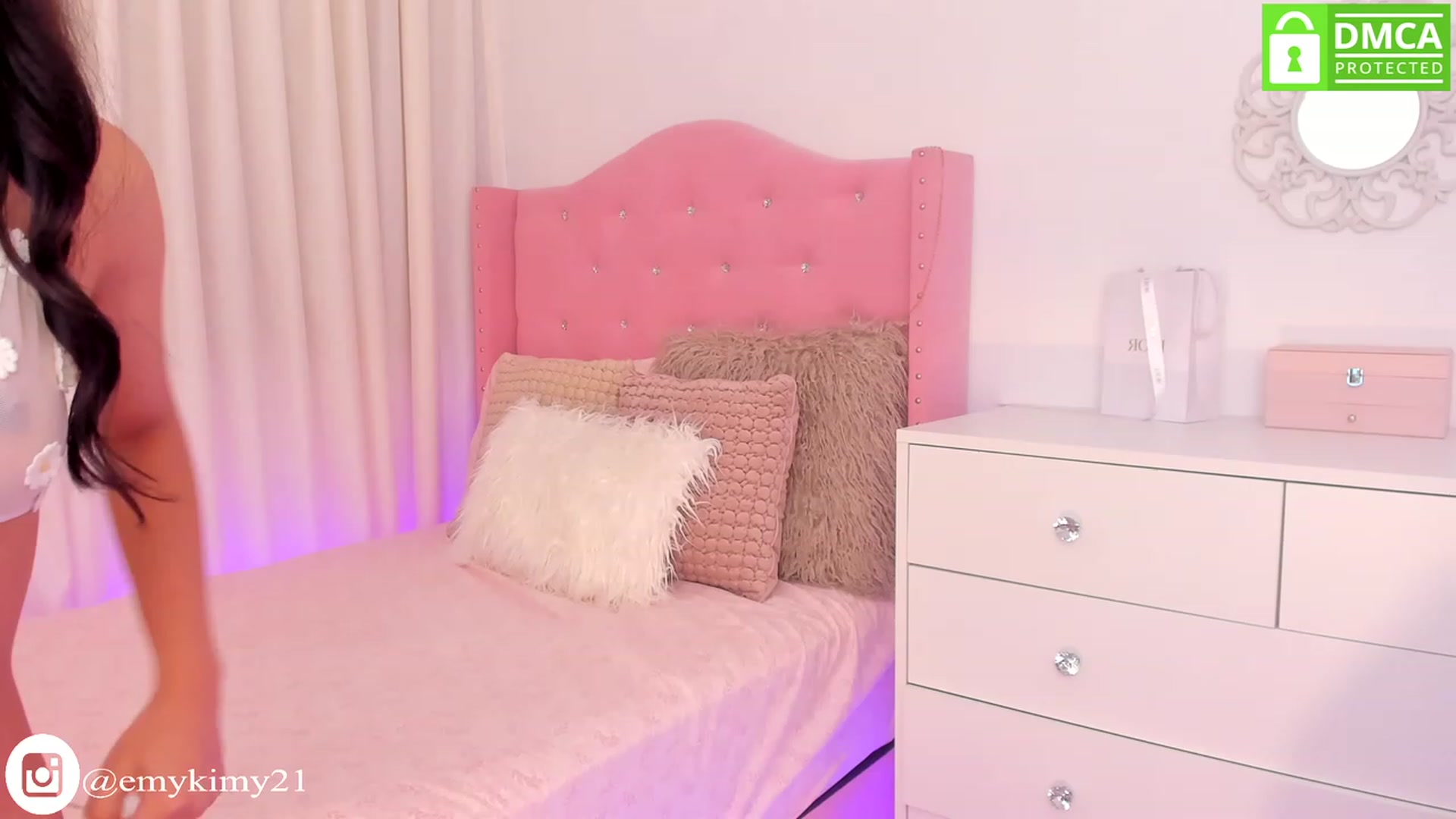 Gallery image thumbnail from Emily_kim's myfreecams stream on, 06/26/2023, 07:46 image 2 of 20