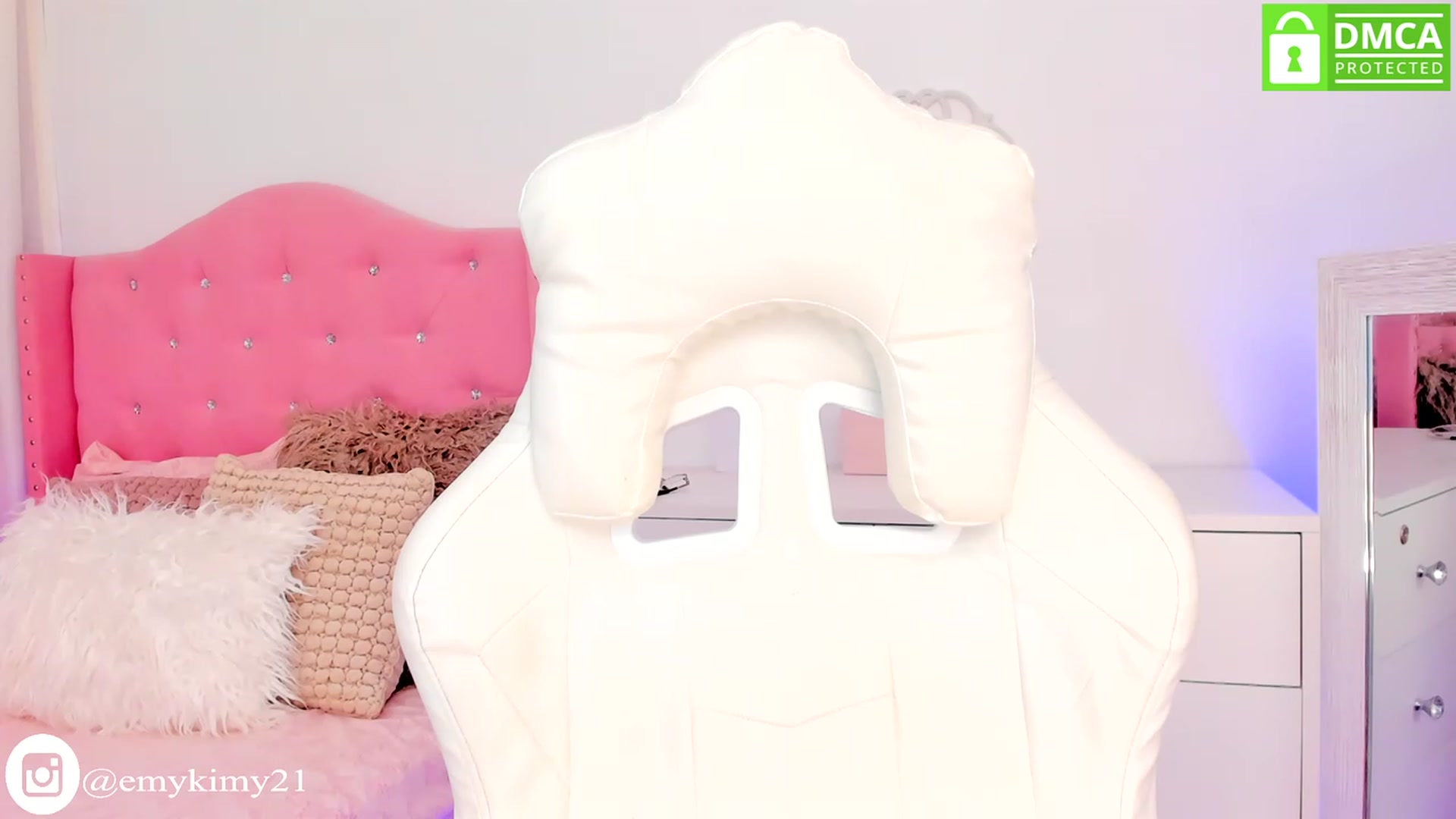 Gallery image thumbnail from Emily_kim's myfreecams stream on, 06/30/2023, 03:49 image 18 of 20