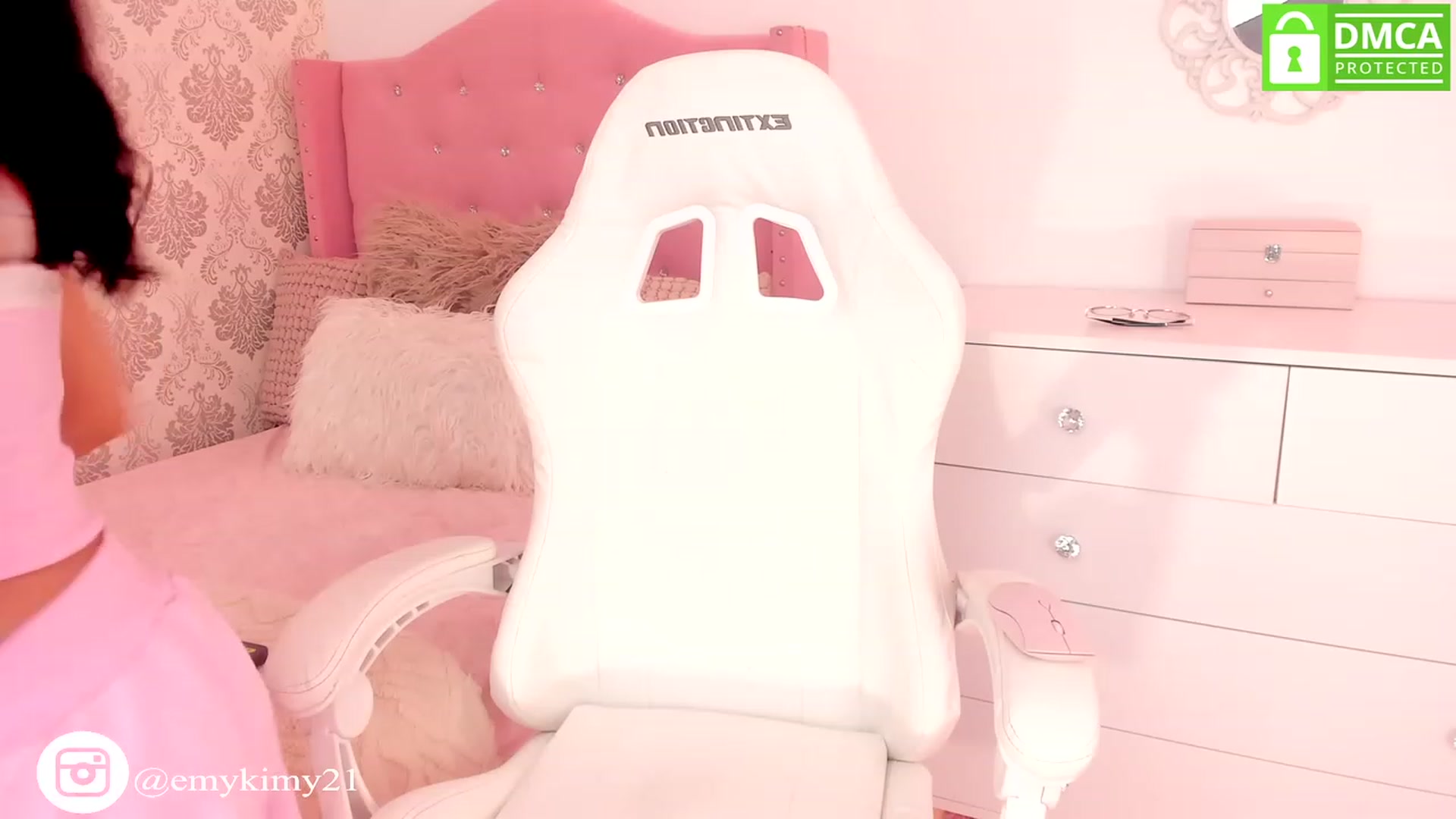 Gallery image thumbnail from Emily_kim's myfreecams stream on, 08/10/2023, 07:27 image 4 of 20