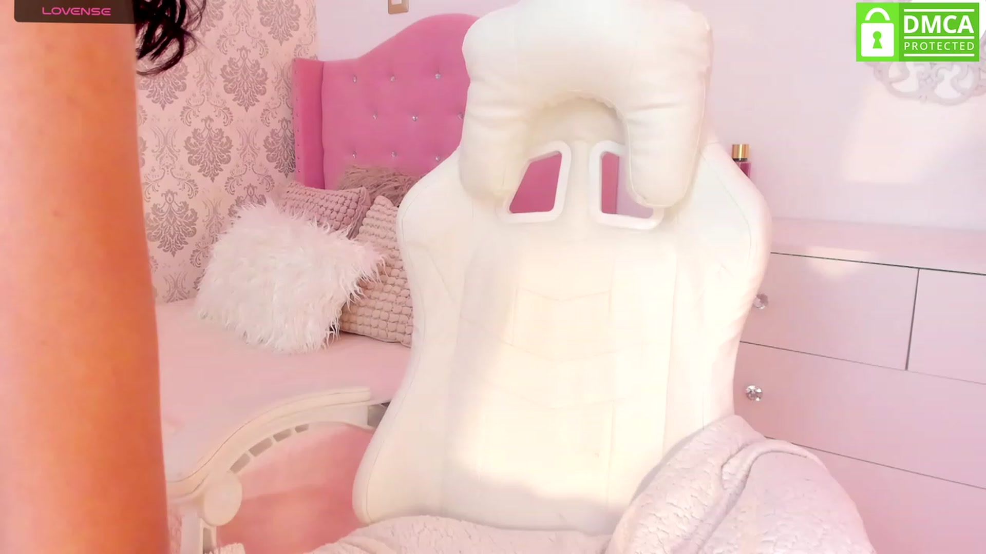 Gallery image thumbnail from Emily_kim's myfreecams stream on, 08/18/2023, 03:26 image 18 of 20