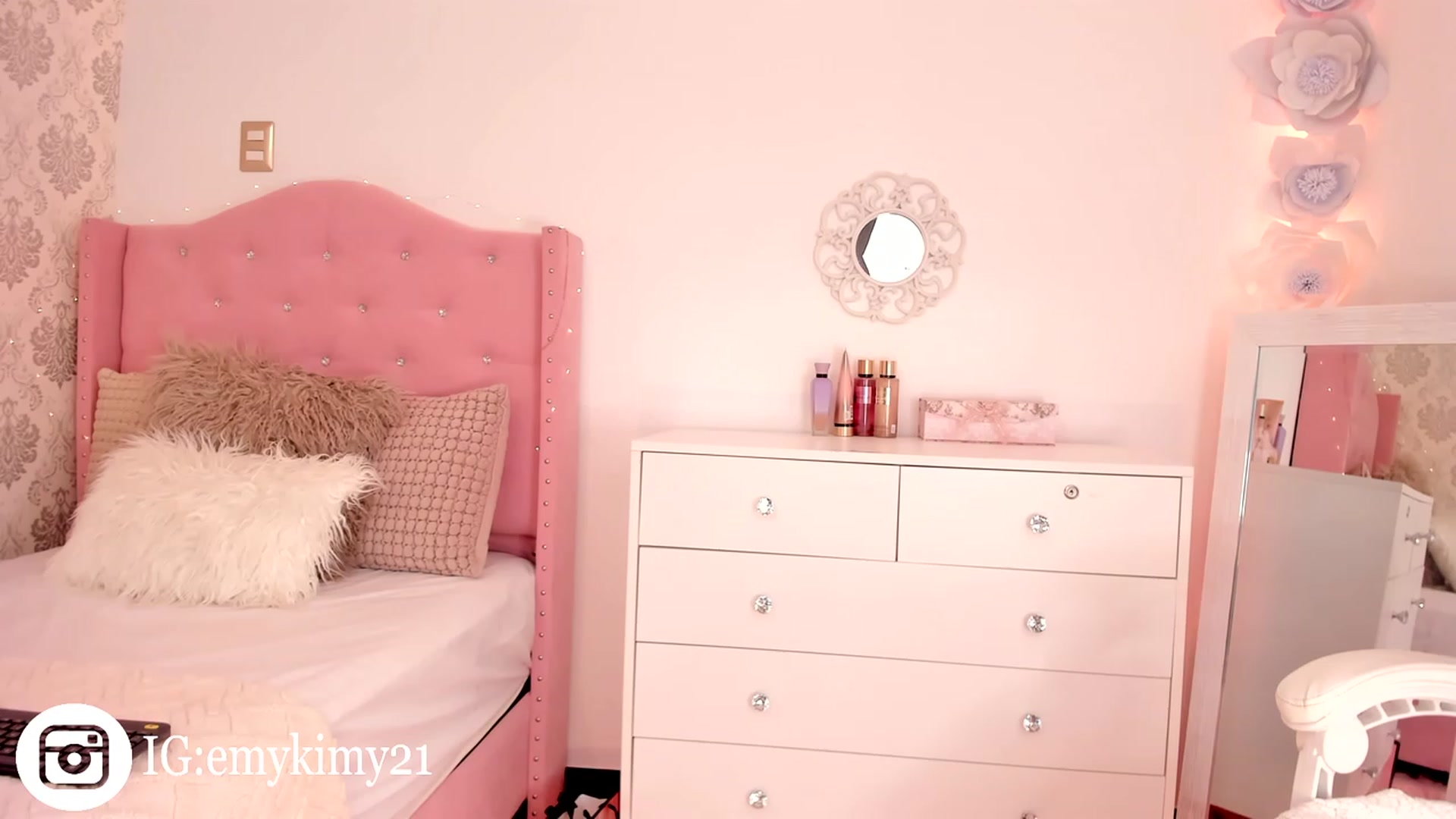 Gallery image thumbnail from Emily_kim's myfreecams stream on, 09/09/2023, 03:03 image 7 of 20