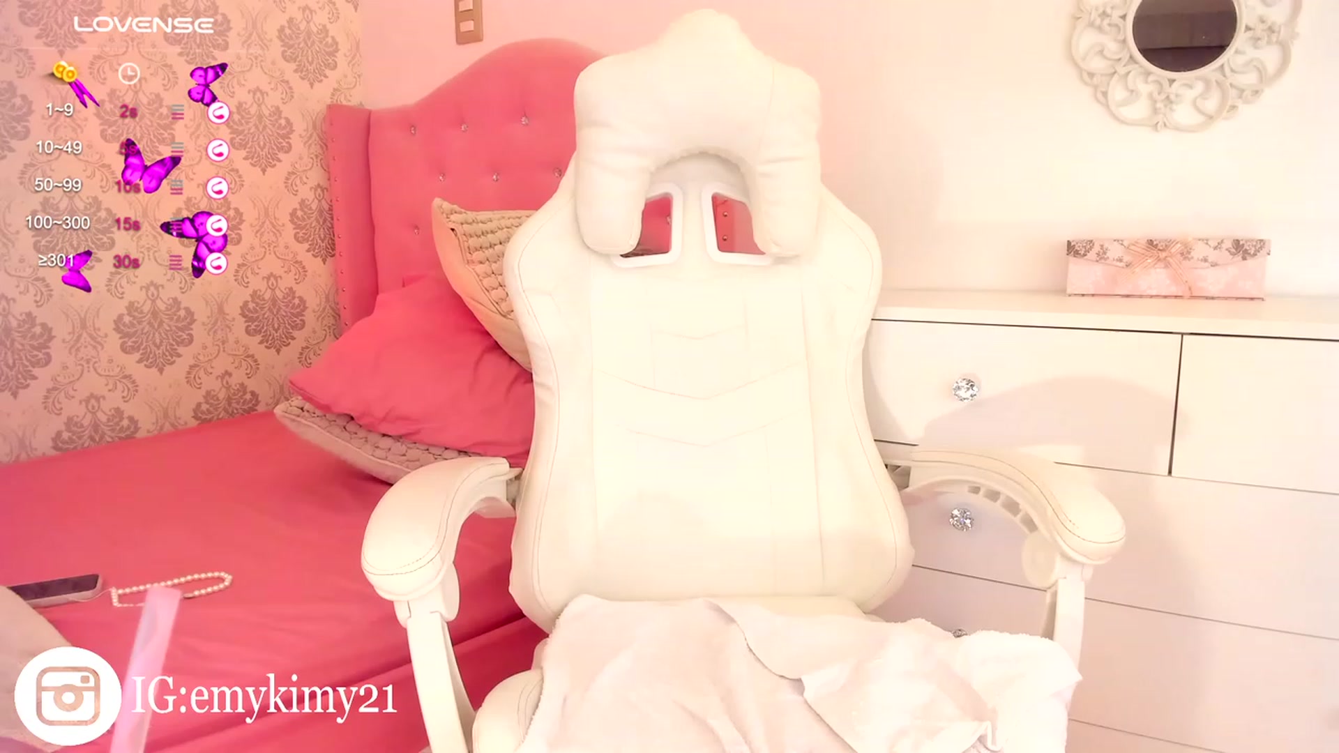 Gallery image thumbnail from Emily_kim's myfreecams stream on, 10/07/2023, 08:33 image 3 of 20