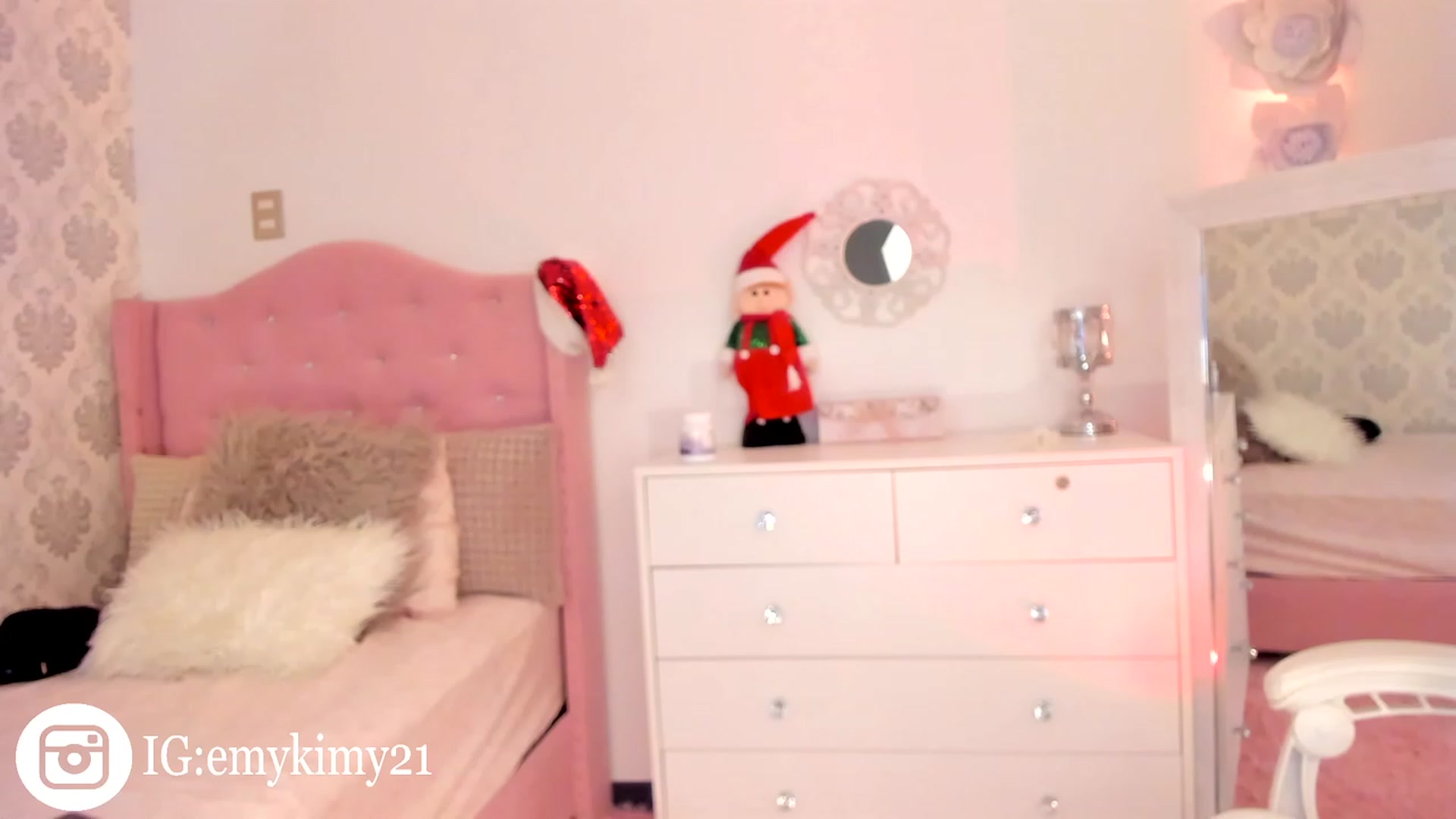 Gallery image thumbnail from Emily_kim's myfreecams stream on, 12/03/2023, 07:06 image 1 of 20